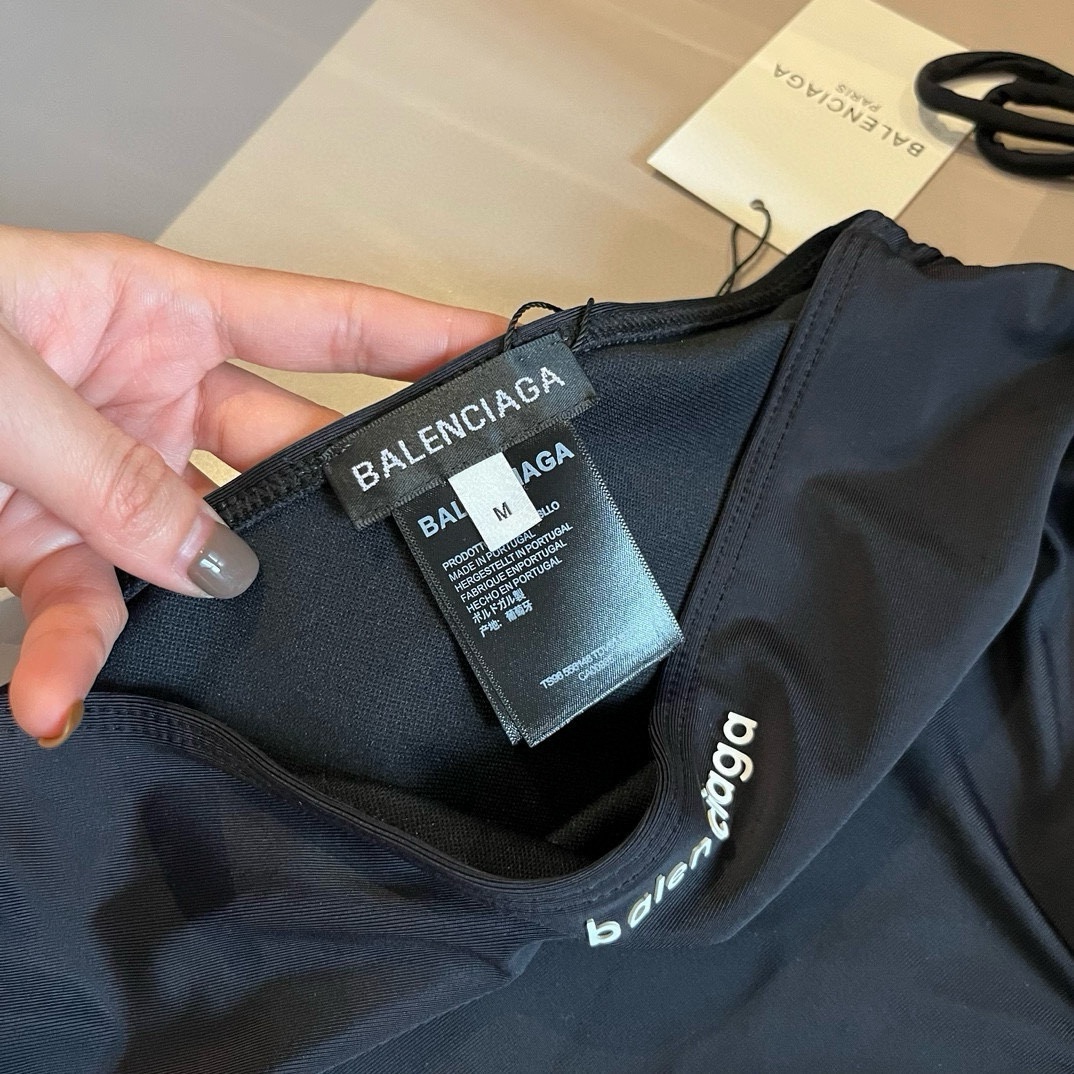 。

巴黎世家balenciaga运动套装比基尼，简约大气，S M L XL