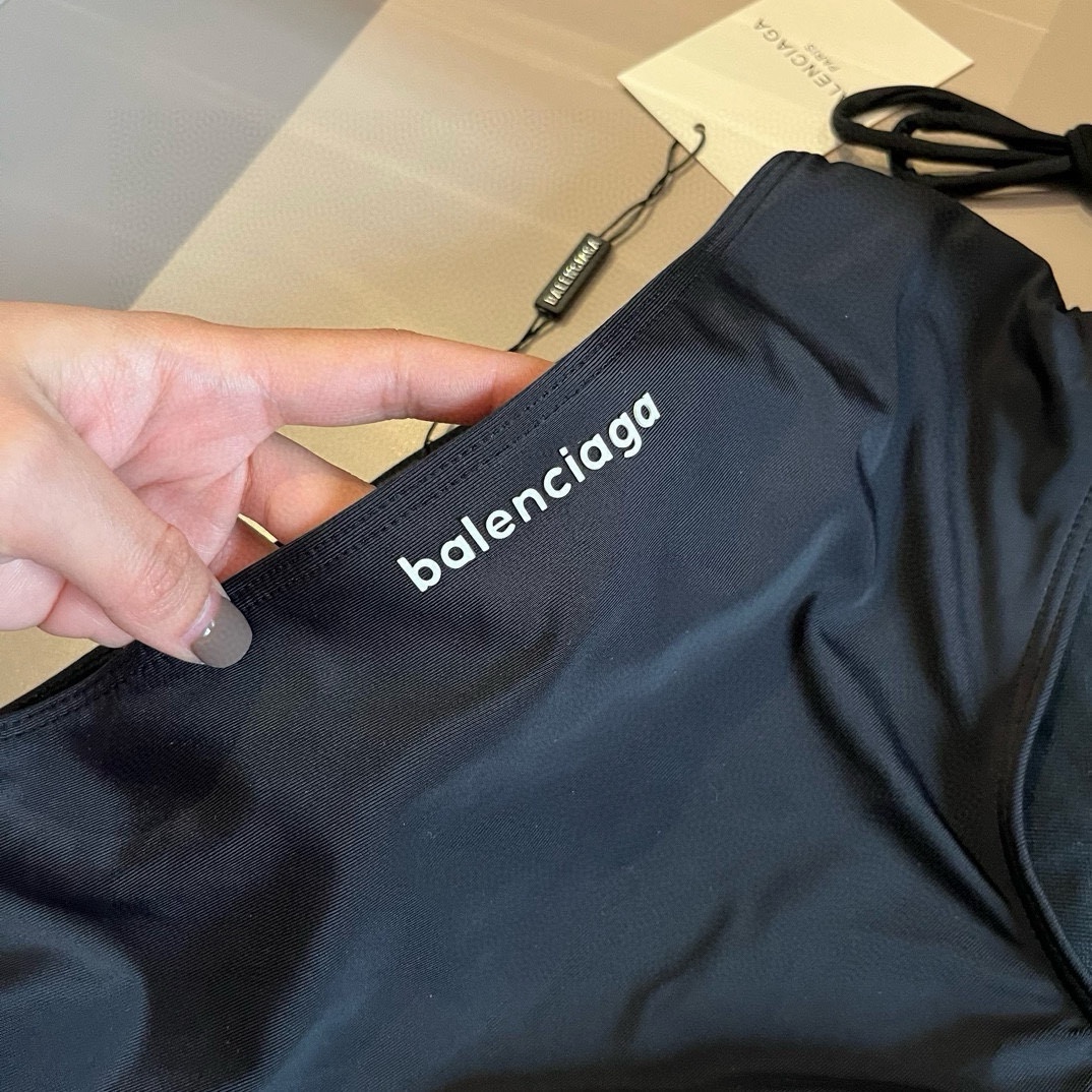 。

巴黎世家balenciaga运动套装比基尼，简约大气，S M L XL