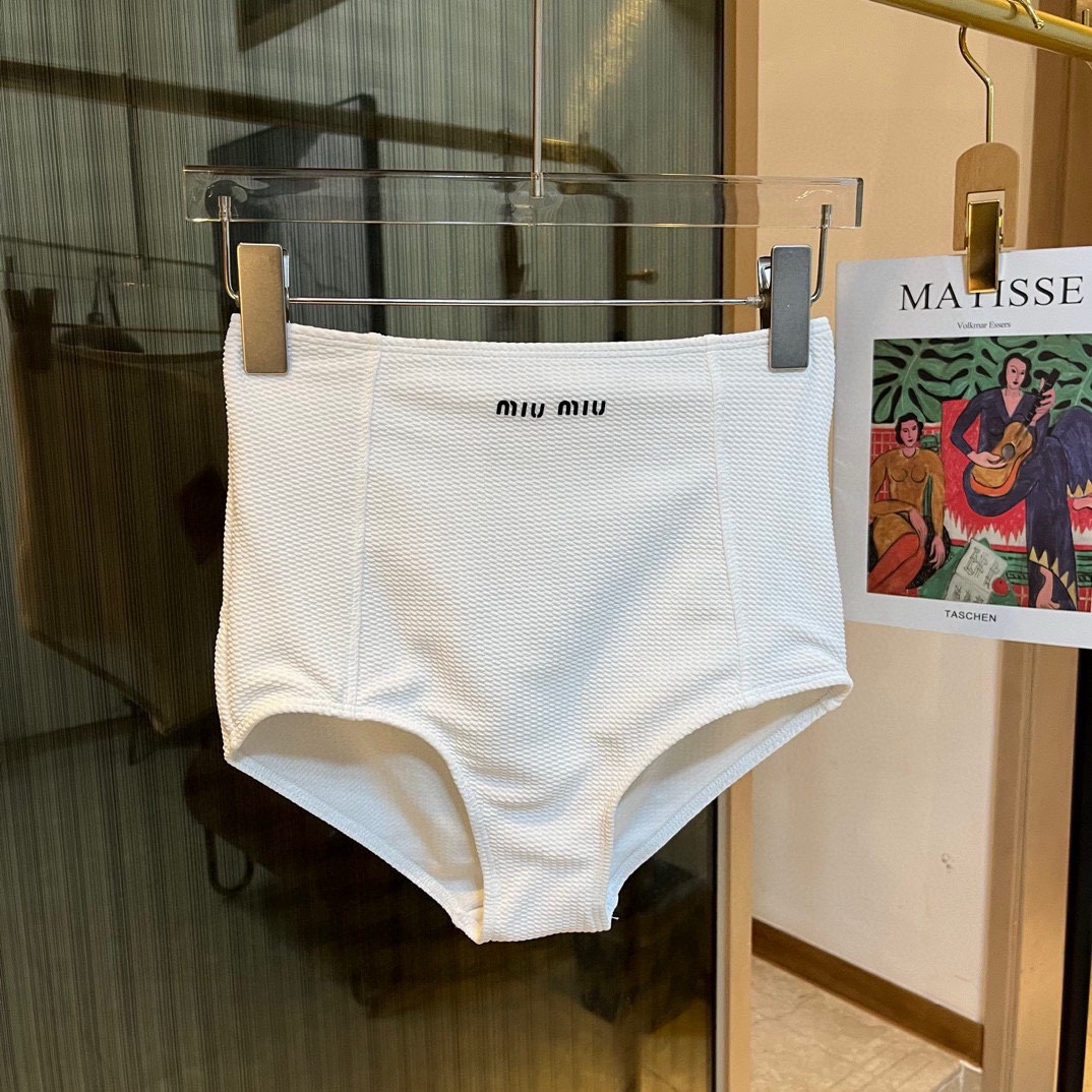 。
缪缪miumiu新款比基尼中古套装 吊带背心+三角打底裤分体泳衣，蓝色。白色S M L