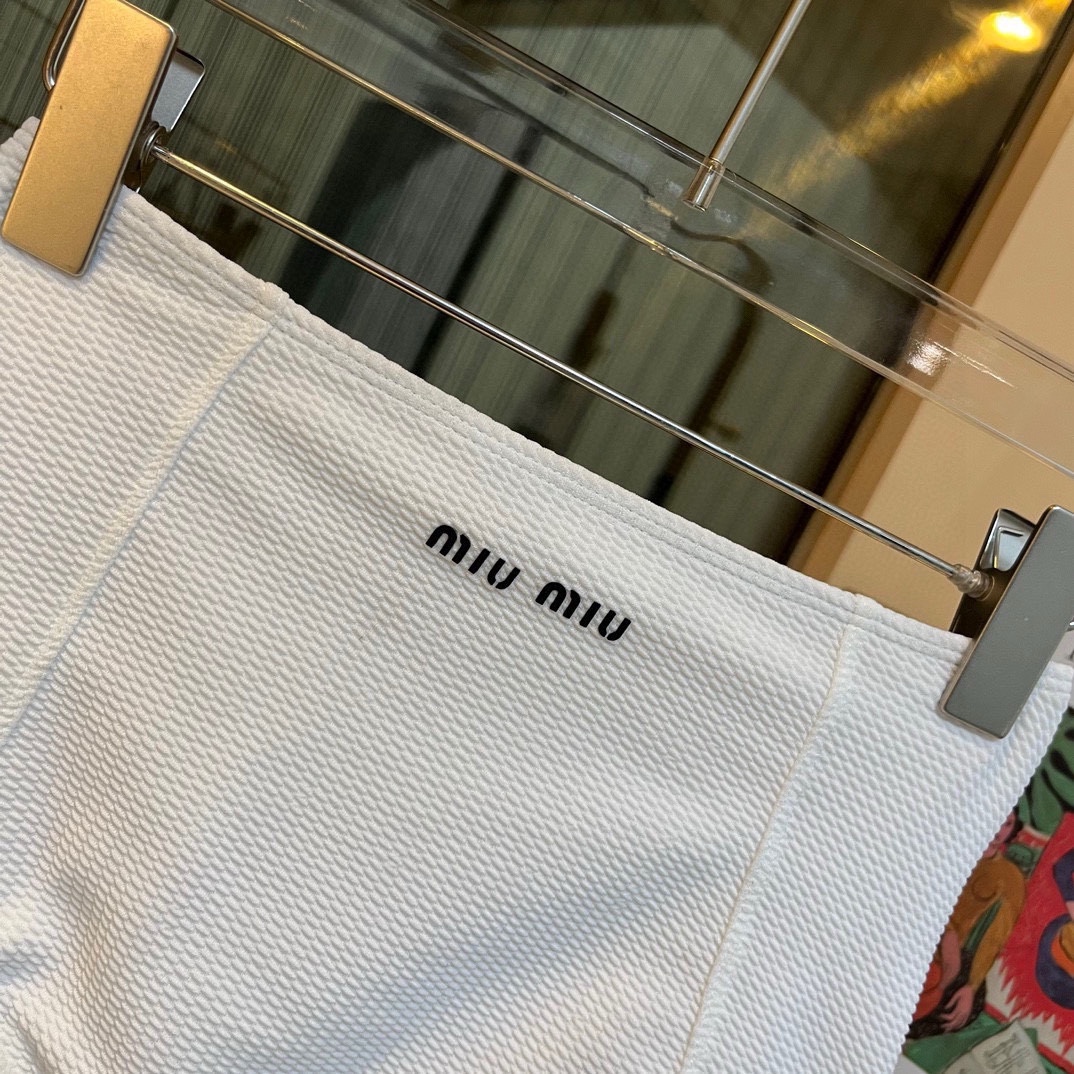 。
缪缪miumiu新款比基尼中古套装 吊带背心+三角打底裤分体泳衣，蓝色。白色S M L