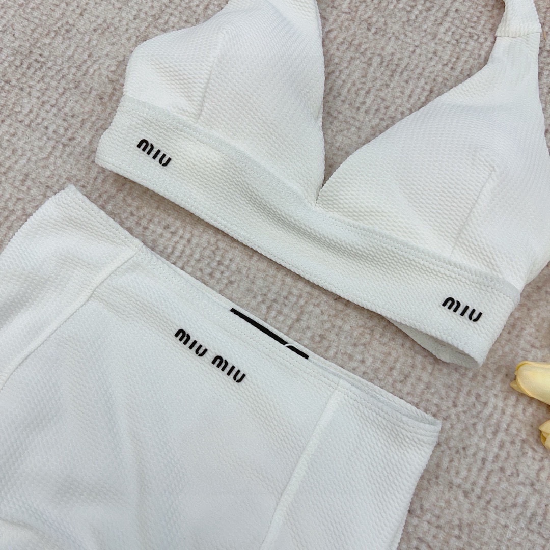 。
缪缪miumiu新款比基尼中古套装 吊带背心+三角打底裤分体泳衣，蓝色。白色S M L