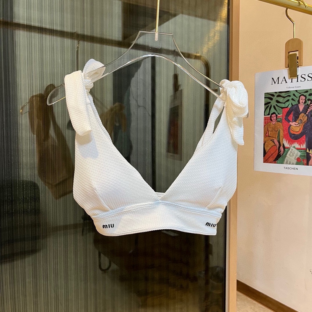 。
缪缪miumiu新款比基尼中古套装 吊带背心+三角打底裤分体泳衣，蓝色。白色S M L