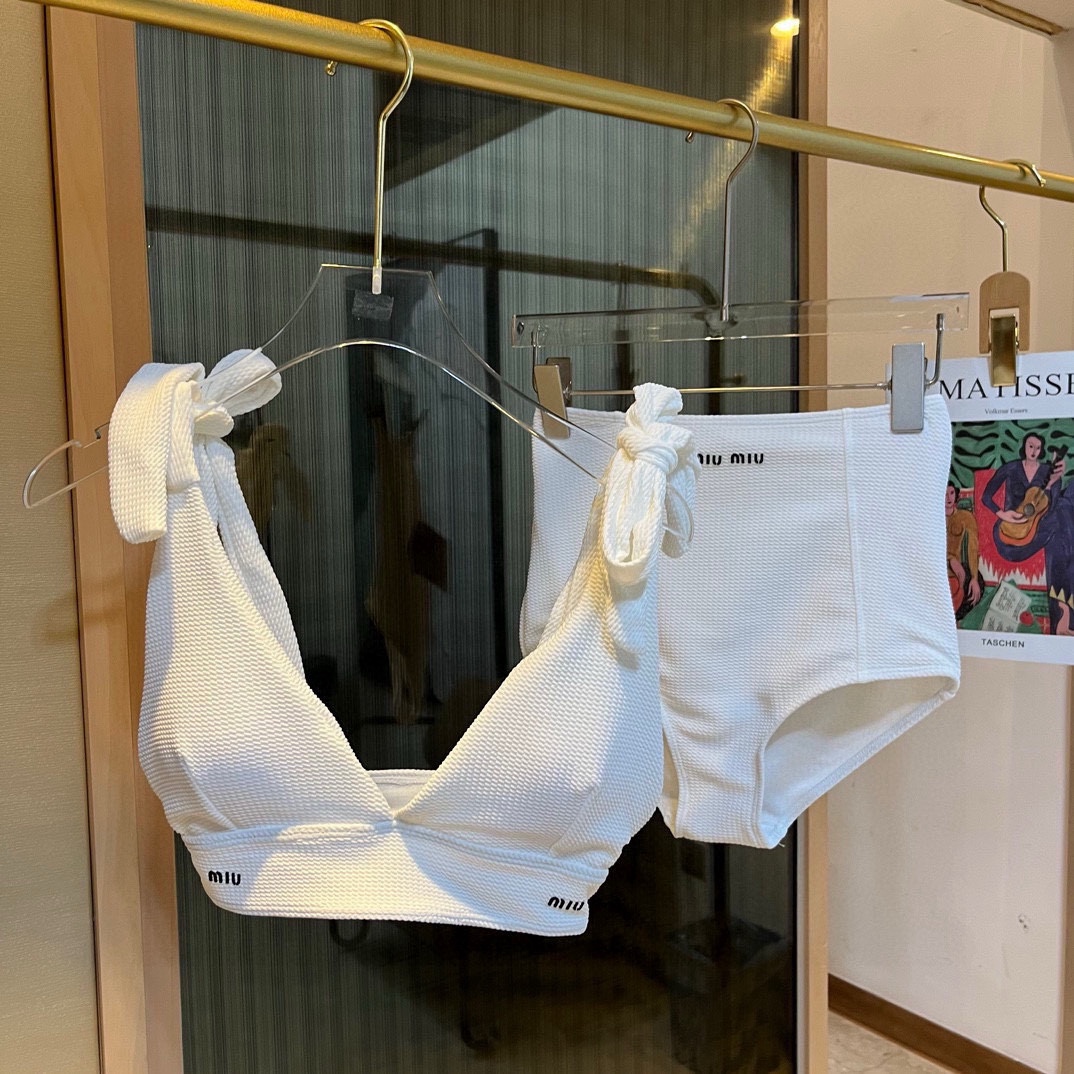 。
缪缪miumiu新款比基尼中古套装 吊带背心+三角打底裤分体泳衣，蓝色。白色S M L