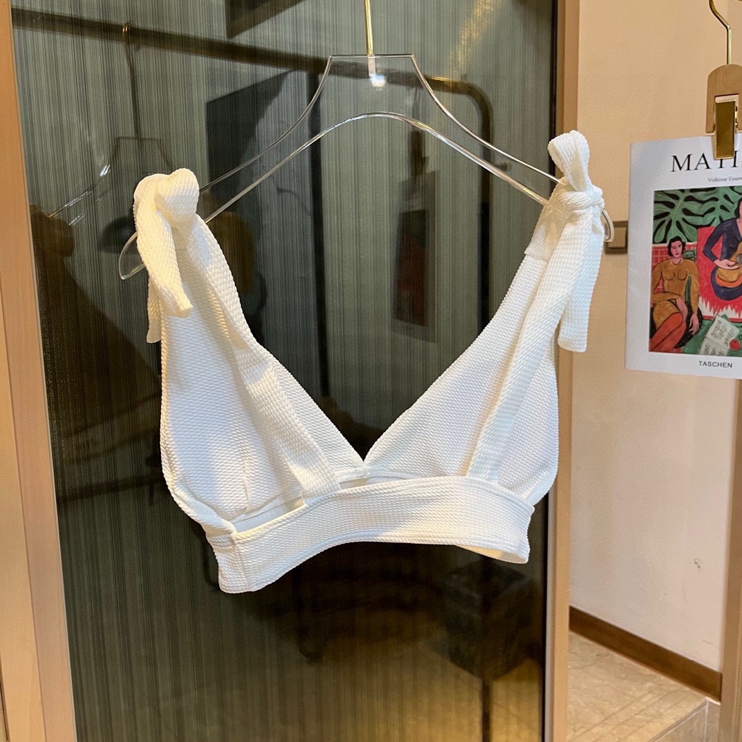 。
缪缪miumiu新款比基尼中古套装 吊带背心+三角打底裤分体泳衣，蓝色。白色S M L