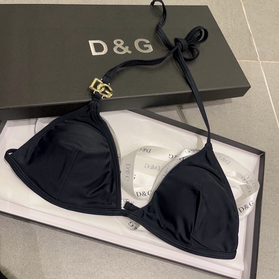 。
DG比基尼👙 上身超级棒！同步各大专柜发售，自然而然呈现时尚感！十分减龄，具有年轻活力。 
码数：S