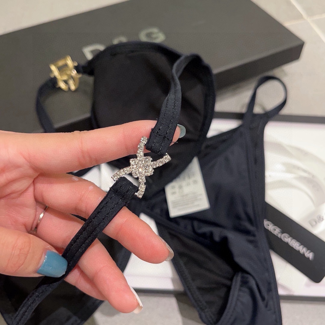 。
DG比基尼👙 上身超级棒！同步各大专柜发售，自然而然呈现时尚感！十分减龄，具有年轻活力。 
码数：S