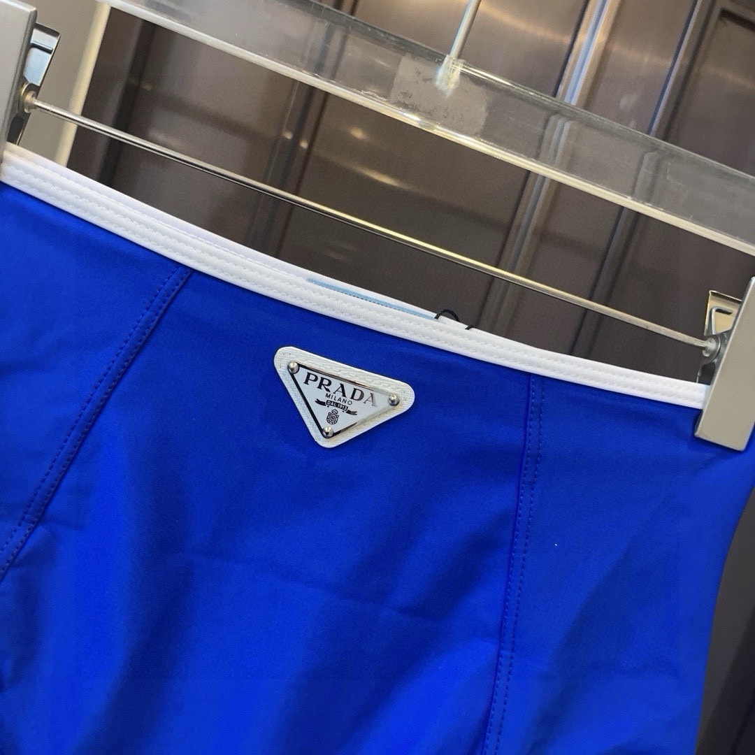 。
普拉达PRADA印花高弹力健身瑜伽服运动套装~塑腰小背心（有胸垫）+修身提臀显瘦打底裤脚      
