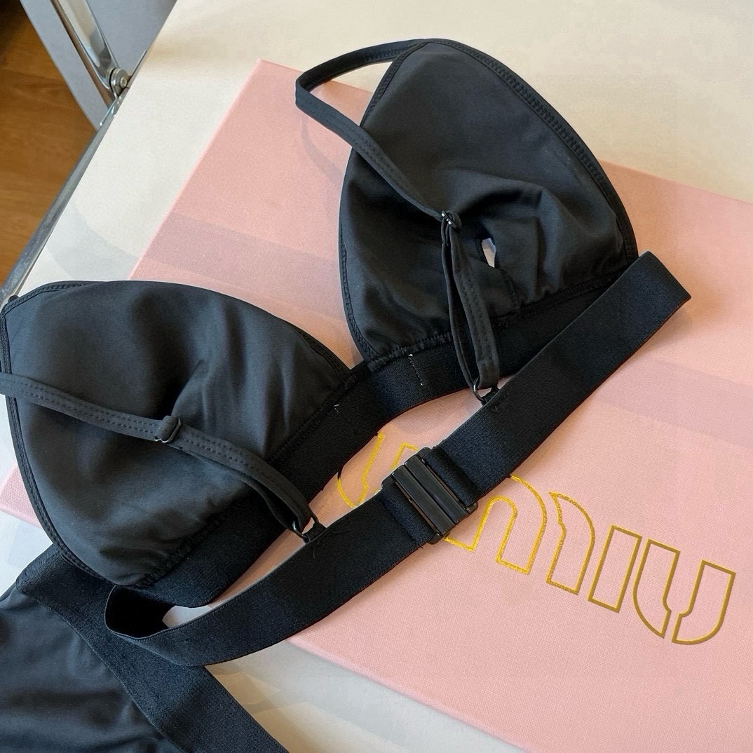 。

miumiu缪缪分体套装新款分体泳衣😍🥰适合多种场景的游泳衣🏊‍♀️海边 游泳池 温泉 水上乐园 