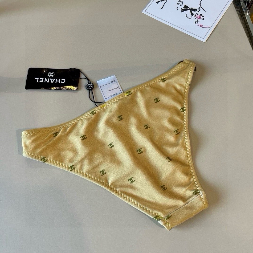。
Chanel比基尼泳衣  😍🥰适合多种场景的游泳衣🏊‍♀️海边 游泳池 温泉 水上乐园 漂流都可以😌
