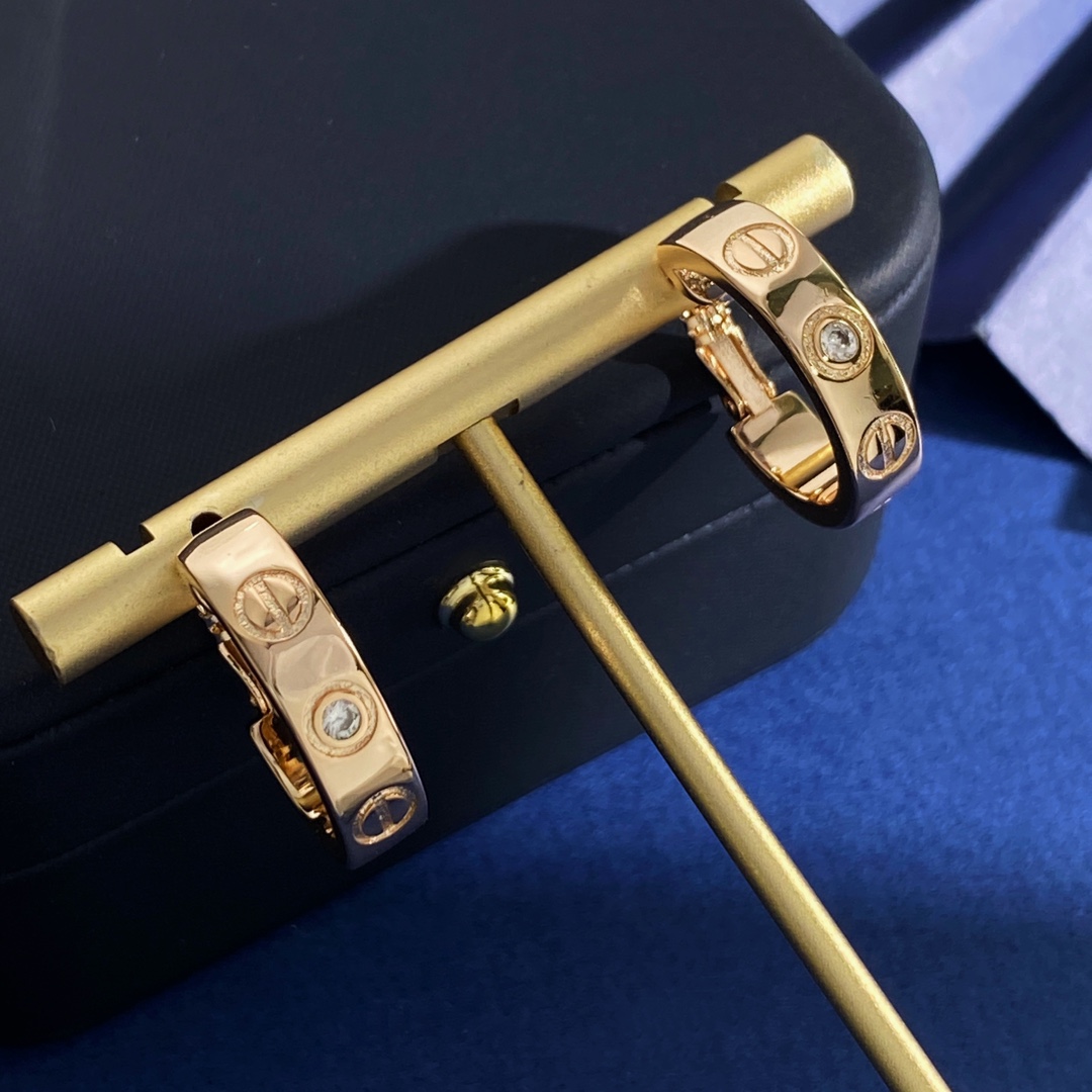 Cartier 卡地亚Cartier 款LOVE圆圈形螺丝钉印2颗钻耳环 黄铜材料 金银玫3个色 重约9