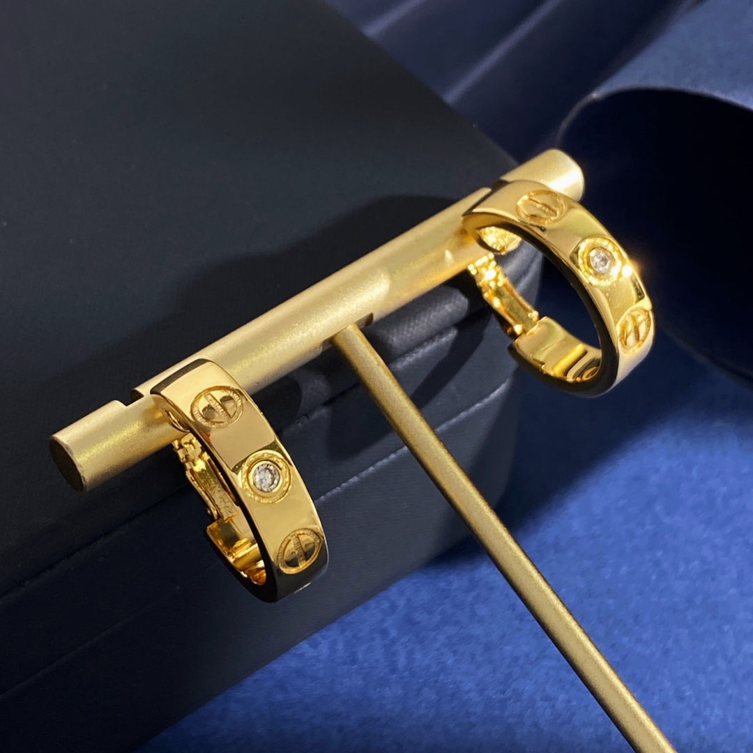 Cartier 卡地亚Cartier 款LOVE圆圈形螺丝钉印2颗钻耳环 黄铜材料 金银玫3个色 重约9