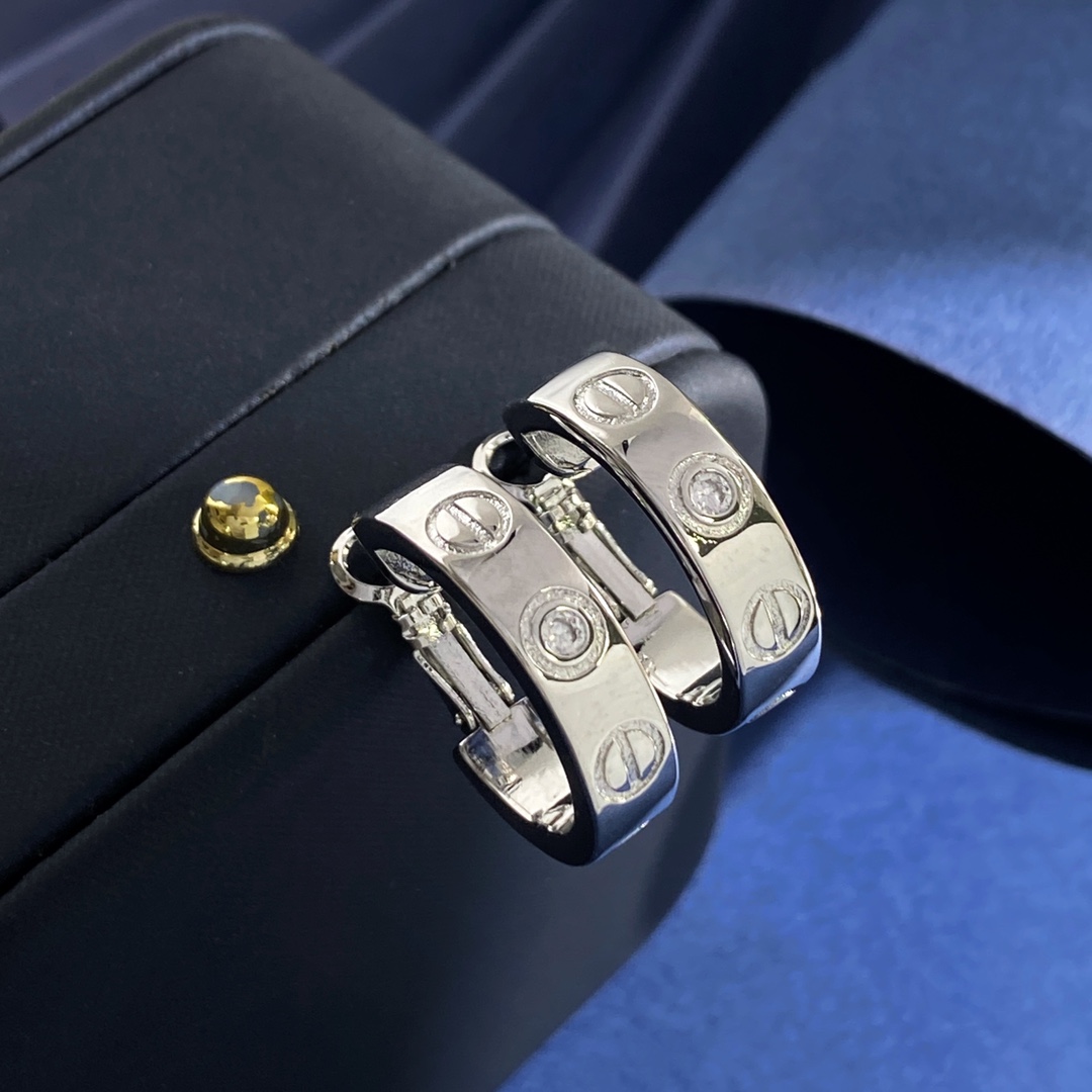 Cartier 卡地亚Cartier 款LOVE圆圈形螺丝钉印2颗钻耳环 黄铜材料 金银玫3个色 重约9