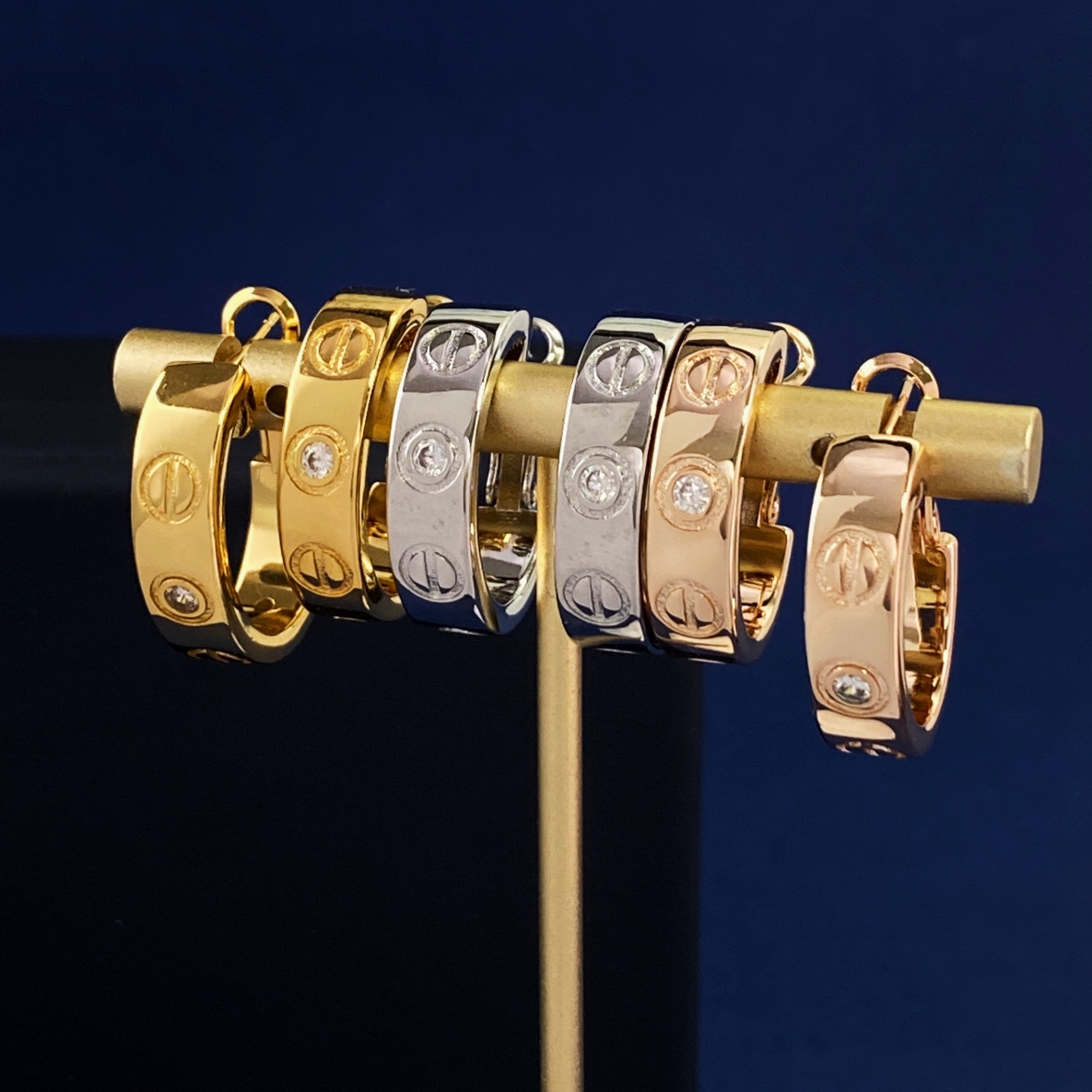 Cartier 卡地亚Cartier 款LOVE圆圈形螺丝钉印2颗钻耳环 黄铜材料 金银玫3个色 重约9