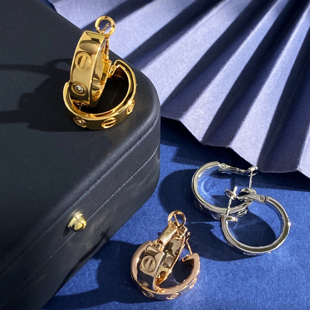 Cartier 卡地亚Cartier 款LOVE圆圈形螺丝钉印2颗钻耳环 黄铜材料 金银玫3个色 重约9