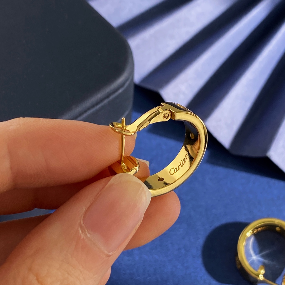 Cartier 卡地亚Cartier 款LOVE圆圈形螺丝钉印2颗钻耳环 黄铜材料 金银玫3个色 重约9