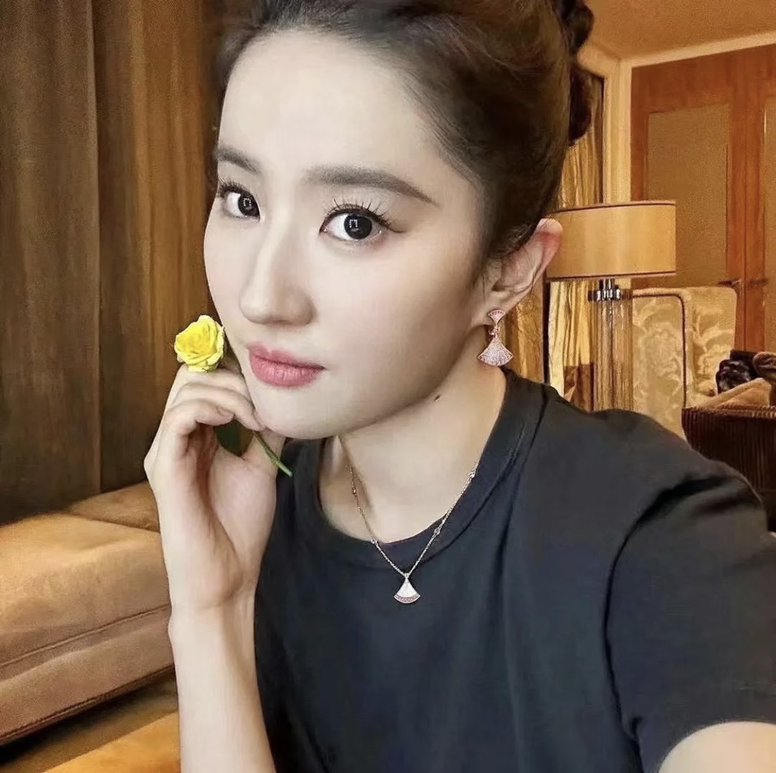  BG92 69 69
BVLGARI宝格丽欧美高级感轻奢满钻小裙子扇形耳钉 黄铜材质 重约8.7g 尺