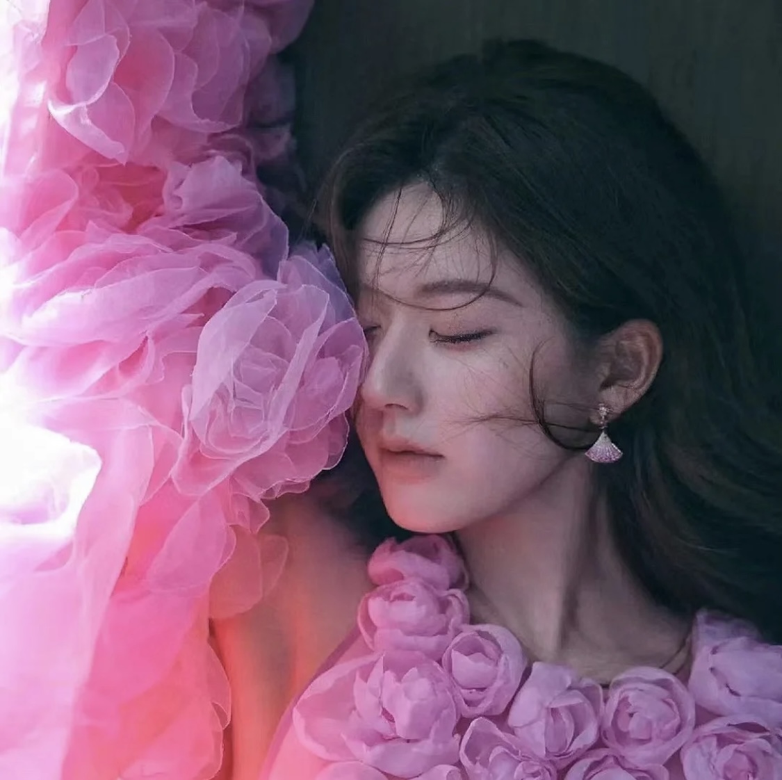  BG92 69 69
BVLGARI宝格丽欧美高级感轻奢满钻小裙子扇形耳钉 黄铜材质 重约8.7g 尺