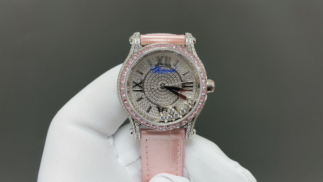 NO:393204,YF-New Product The latest original model of Stars with American Crocodile strap with 2892 movement Chopard (HAPPY DIAMONDS) is Chopard (APPY DIAMONDS) as Chopard’s best-selling series has always interpreted the concept of Chopard’s iconic agile diamonds in delicate ways. This series of works is soft and fashionable. It is said that men wear the world of all countries and women wear Chopard, and gold (in) and diamonds (earning) are also very good. The diamond balls in the dial can slide freely and rotate, and run in time. The fortune is rolling, making every woman amazed the world with the most charming shape. This time, the Chopard Happy Diamond Series brought to you This time, the Chopard Happy Diamond Series is the most representative watch of Chopin. The most distinctive laminated glass, each with a test certificate, one watch and one code, and 7 diamonds produce spins like a dance. It can be said to be a blessing on a female watch  A classic watch home with the exception of blue balloons. This Happy Sport stainless steel watch is stylish and gentle. The iconic movable diamond dances happily, with a smooth shape, a dynamic case and a modern silver dial that perfectly reflect Chopard's interpretation of casual style. Without full confidence, I will never recommend it to you. A real heavyweight product. The raw materials, the original assembly factory and other aspects can only be achieved. I have always wanted to give everyone the best watch. This cycle takes more than half a year. This batch, iwc, chocolate19860909YF-新品 最新款满天星原装搭配美洲鳄鱼表带 搭配2892机芯 萧邦（HAPPY DIAMONDS）作为萧邦最畅销的系列一直以细腻的手法诠释萧邦标志性灵动钻石的概念,此系列作品柔美而时尚,都说男戴万国女戴萧邦 有金（进）有钻（赚）寓意也很好.表盘内的钻石滚珠可自由滑行转动,时来运转 财运滚滚,让每一位女性都以最迷人的造型惊艳世人. 这次给大家带来的萧邦快乐钻系列 这次给大家带来的萧邦快乐钻系列 是肖邦旗下最具代表性的腕表 最有特色的夹层玻璃的7颗,每一款都配有检测证书,一表一码,7颗钻石产生自旋 犹如舞蹈 在女表上可以说是福音 多了一款蓝气球除外的经典腕表之家 这款Happy Sport精钢腕表时尚而温婉 标志性的活动钻石欢快舞动、流光溢彩 造型流畅、极具动感的表壳 和富有现代感的银色表盘 完美体现萧邦对休闲风格的诠释 没有十足的把握绝对不会推荐给你们 真正的重磅好货.原材 原组装厂等多个方面紧密配合才能实现 ,一直以来我都想给大家最好的腕表. 这款周期动辄就得大半年 仅此一批,,iwc,chopard,Watch