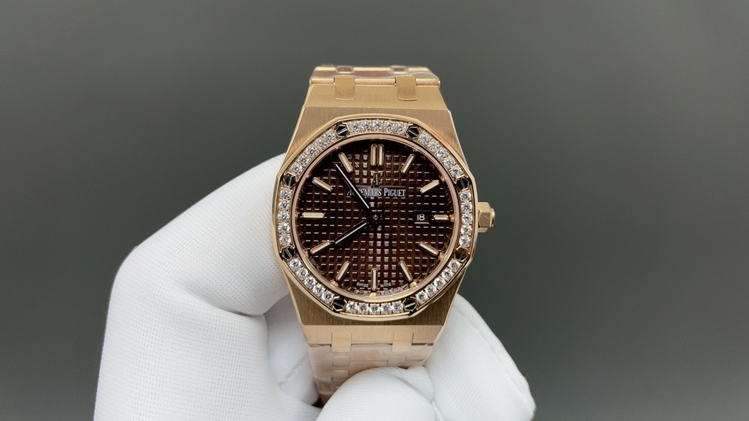 NO:393206,AUDEMARS IGUET Royal Oak Series 67651OR Women's Quartz Watch~Sky debut!  The goddess is versatile and lovely!  GR purchased the genuine disassembly mold, CNC polished throughout the process, and the pattern was adjusted many times, with clear edges and corners. The case diameter was 33MM, and the polygonal bezel and the case were precisely matched. The bezel was fixed to the case with hexagonal screw bolts (the ring mouth was inlaid with exquisite Swarovski diamonds, dazzling). The chain links were exquisite and regular. The links were carefully polished hundreds of times to present a perfect texture. The folding buckle was simple to open and close and easy to wear. The lugs at the watch were bent, which can ensure that the watch and the wrist were more fitted. The dial was engraved with a large square plaid decoration, paired with fluorescent three-dimensional hour markers and royal oak hands. The wide hands and hour markers made it simple and clear when reading. The date display window at the three-point position was displayed in Arabic numerals.  The watch is a closed bottom, with the words 'Royal Oak' engraved on the bottom of the watch. It is equipped with the Swiss F04111 quartz movement. It is accurate in walking!  GR produces, let the goddess be very royal, swarovski, audemars19860909AUDEMARS IGUET爱彼皇家橡树系列67651OR女士石英腕表～闪耀登场！女神百搭款,闪闪惹人爱！ GR购入正品拆解开模,全程CNC打磨,多次校对调整版型,棱角分明.表壳直径33MM,多边形状表圈与表壳精密相合,表圈以六边形螺丝栓固定在表壳上（圈口镶嵌精美施华洛世奇钻,璀璨夺目）表带链节精致规整,链节经过上百次细致的打磨处理,呈现出完美的纹理.折叠式表扣开合简单,佩戴方便.腕表表耳处呈弯折状,可以保证腕表与腕部更加贴合. 表盘镌刻“Grande Taisserie”大方格纹装饰,搭配荧光立体时标和皇家橡树指针,宽大的指针和时标让读时简单清晰.三点位置日期显示窗口,以阿拉伯数字显示. 腕表为密闭表底,表底上镌刻皇家橡树系列的英文名称“Royal Oak”字样.内部搭载瑞士F04111石英机芯.走时精准！ GR出品,让女神也可以很皇家,,swarovski,audemars,Watch