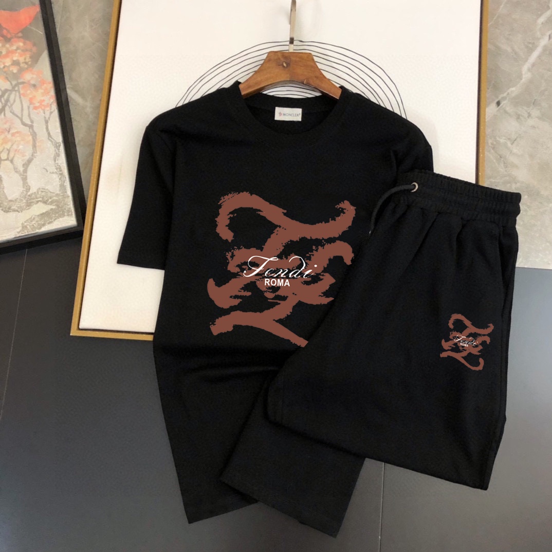 Fendi 品牌【FENDI 芬迪】 2025新款男士短袖短裤套装 销售 市面高端版本 手感细腻柔软 让你穿着更加舒适 立体裁剪版型超赞 尺码:M-5XL下单请报身高体重