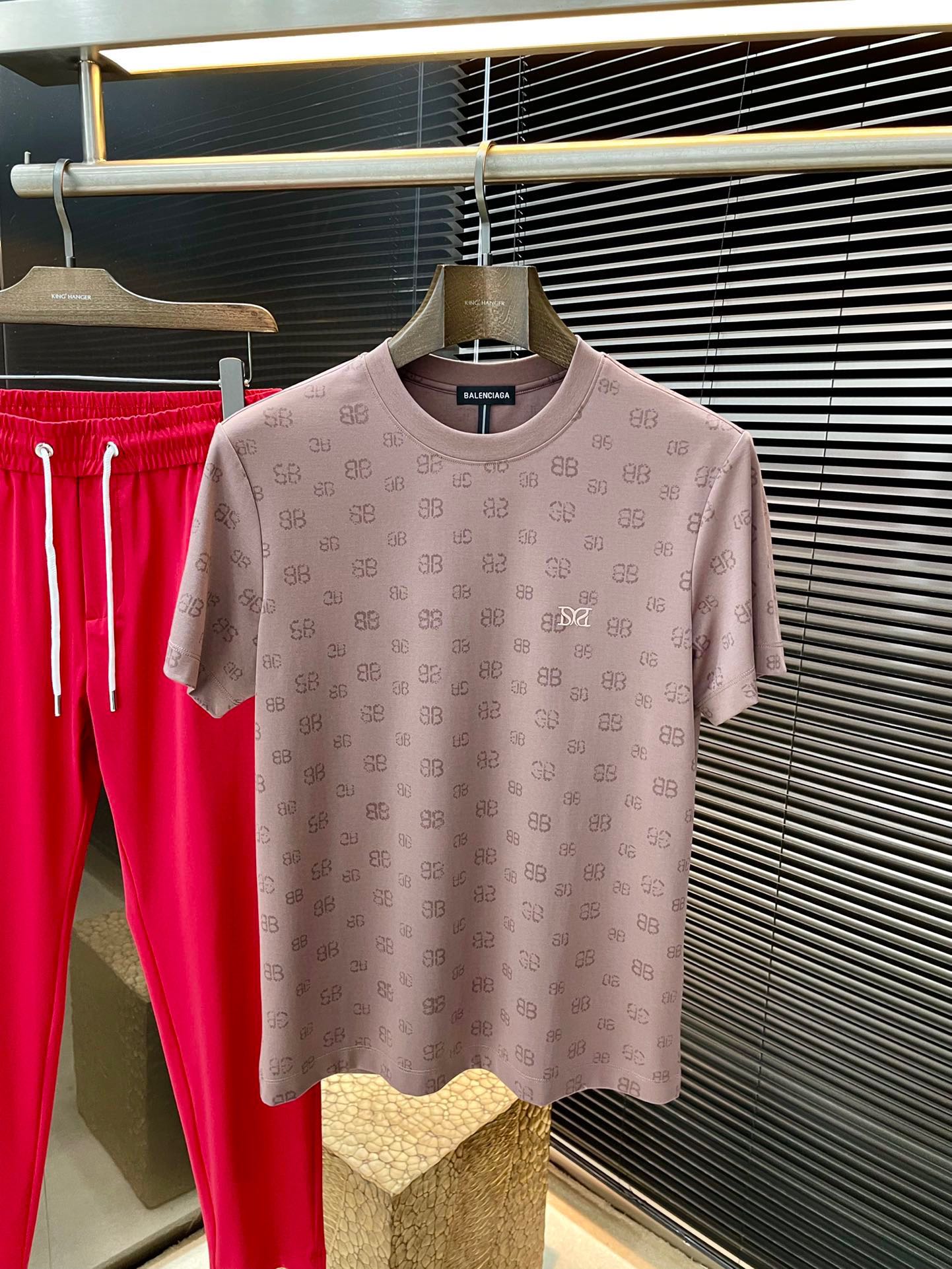 NO:427144,P Balenciaga- (Balenciaga) Series VIP high-end customization, new short-sleeved spring and summer style, versatile style, anyone can easily control the fabric, fully customized, high-quality high-quality imported Korean super soft liquid ammonia double-sided modal fabric, the fabric feels soft, the upper body is comfortable and soft. The simple style is very classy, ​​simple and unique, the style is very exquisite, showing the aura, and it will highlight the exquisiteness of business men!  Size M-3XL, balenciaga, balenciaga, T-shirt, alexander wang19860909P  Balenciaga-（巴黎世家） 系列 VIP高级定制 春夏季新款短袖 百搭款式 任何人都可以轻松驾驭 面料全订制 高定一等品韩国进口超柔液氨双面莫代尔面料 面料手感柔软,上身舒适柔软 简约的款式非常显档次,简约个性时尚,版型剪裁非常精致,显气场,又会凸显商务男士的精致！尺码 M-3XL,,balenciaga,balenciaga,T-shirt,alexander wang,Men's clothing