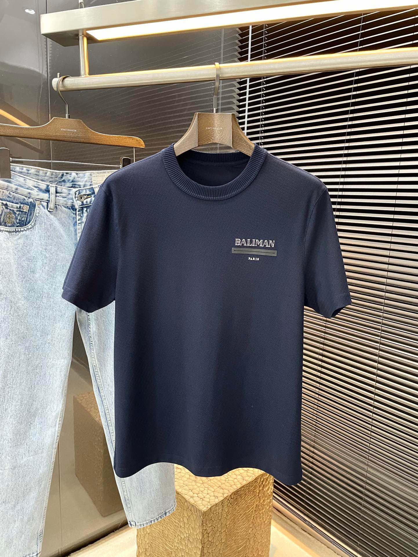 NO:427149,P BALMAIN series VIP high-end customization, new short-sleeved spring and summer style, versatile style, anyone can easily control the fabric, high-quality first-class mulberry silk fabric, the fabric feels soft, the upper body is comfortable and soft, the simple style is very classy, ​​simple and unique, the style is very exquisite, the cut is very exquisite, showing the aura, and it will highlight the exquisiteness of business men!  Size M-3XL, balmain, balmain, T-shirt, alexander wang19860909P  BALMAIN（巴尔曼）系列 VIP高级定制 春夏季新款短袖 百搭款式 任何人都可以轻松驾驭 面料全订制 高定一等品桑蚕丝面料 面料手感柔软,上身舒适柔软 简约的款式非常显档次,简约个性时尚,版型剪裁非常精致,显气场,又会凸显商务男士的精致！尺码 M-3XL,,balmain,balmain,T-shirt,alexander wang,Men's clothing