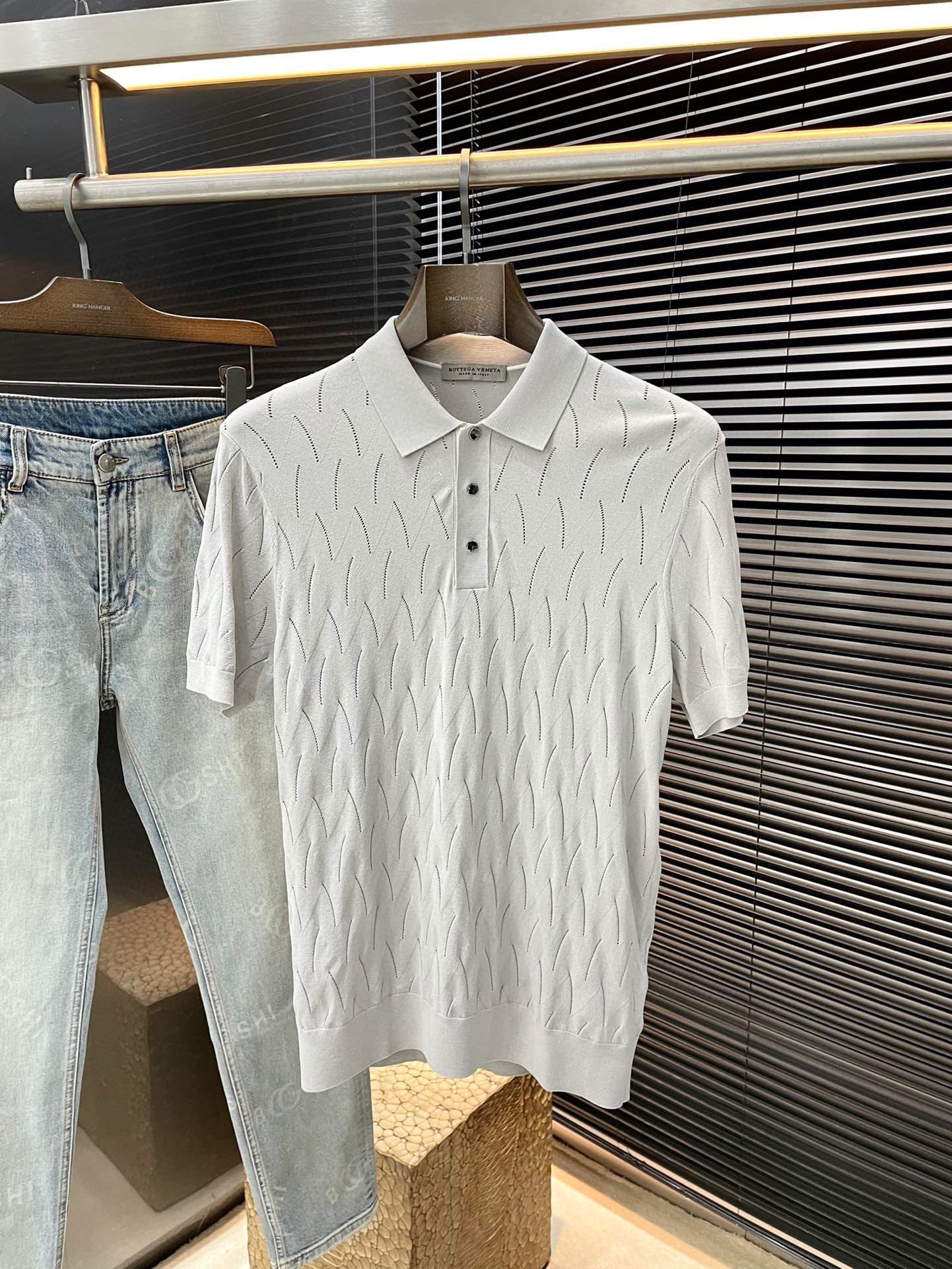 NO:427155,P Bv-(Baodie Home) The latest POLO short-sleeved sleeves in spring and summer, using the latest Yilit fabric, soft feel, soft and comfortable ingredients, classic design style, special customization, simple cutting method splicing, reflecting the extraordinary craftsmanship of workers, full of high-end fashion sense!  The style is quite good at casual and versatile. Size M-3XL, bottega veneta, bottega veneta, T-shirt, alexander wang19860909P  Bv-（葆蝶家）春夏最新款POLO短袖,采用最新伊力特面料 手感柔软、成分柔软舒适 经典设计风格 特殊定制 简单的裁剪方式拼接,体现出工人不凡的工艺,高端时尚感十足！版型相当赞休闲百搭款.尺码 M-3XL,,bottega veneta,bottega veneta,T-shirt,alexander wang,Men's clothing