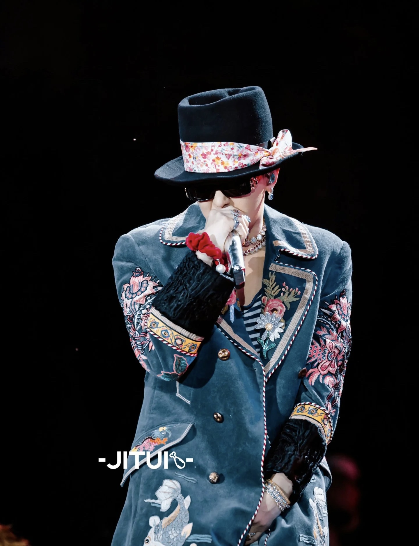 Mismo estilo que G-Dragon, versión con diamantes 𝗠𝗢𝗗: 𝗕𝗕𝟬𝟬𝟵𝟲