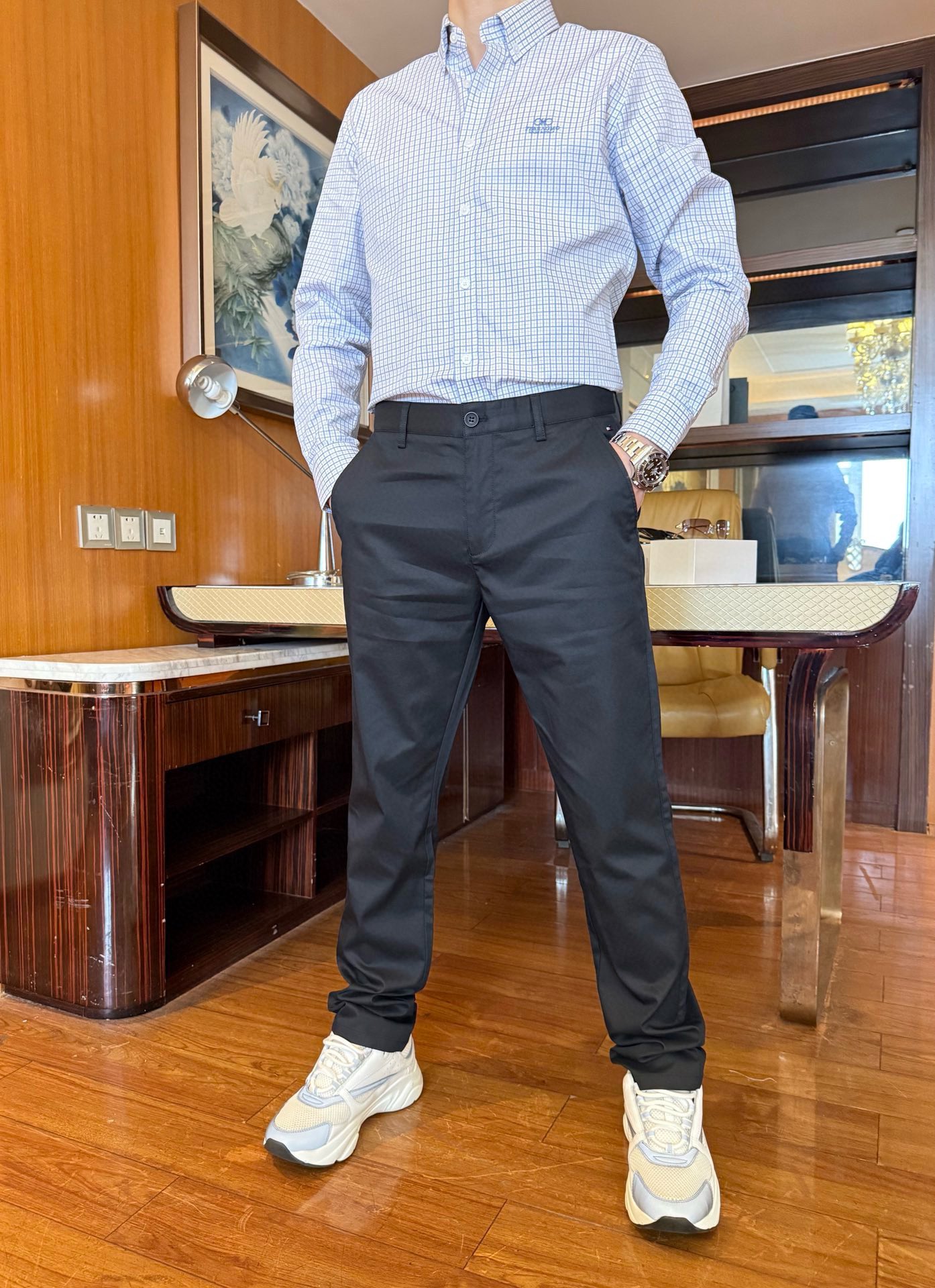 NO:429219,Tommy - the latest style of trousers in the counter are shipped in navy blue. Hot items in European and American counters!  Selected Italian imported fine cotton + recycled fiber fabric with a straight slim fit design, the brand logo on the front pocket and the brand English on the back pocket show taste, which is definitely a business and casual boutique. The number is 29-38 (model 173/130 wears 31, with Hong Kong Lane Crawford gift box packaging),,alexander wang19860909汤米-专柜最新款西裤藏青色出货 欧美专柜热销单品！精选意大利进口精棉+再生纤维面料搭配直筒修身设计,前袋口的品牌标志和后袋上的品牌英文彰显品味 绝对是商务休闲精品.码数29-38（模特173/130穿31,配香港连卡佛礼盒包装）,,alexander wang,Men's clothing