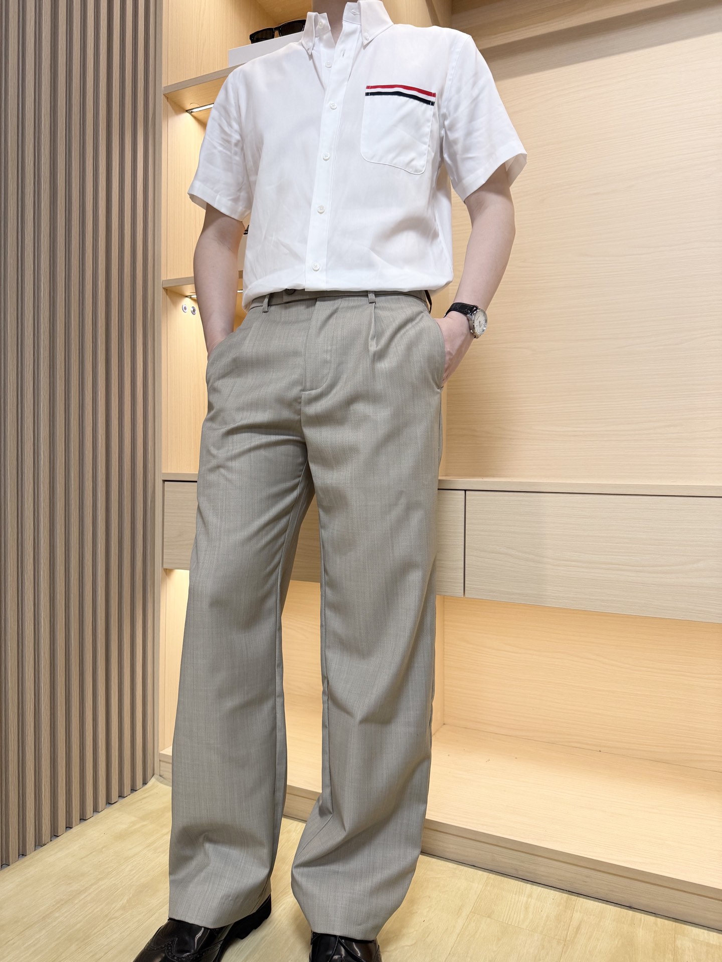 NO:429225,TB-Latest (original) shirt shipment, hot-selling items in New York!  Selected custom-made cotton fabrics imported from Italy are matched with classic designs, the brand logo on the chest and the custom webbing behind the collar show fashion, and the upper body effect is excellent. Size 1-4 (model 1 size worn by 180/140, with Hong Kong Lane Crawford gift box packaging),,alexander wang19860909TB-最新（原标）衬衣出货 纽约热销单品！精选意大利进口定制精棉面料搭配经典的设计,胸前的品牌标志及领后的定制织带相当彰显时尚 上身效果超赞.尺码1-4码（模特180/140穿1码,配香港连卡佛礼盒包装）,,alexander wang,Men's clothing