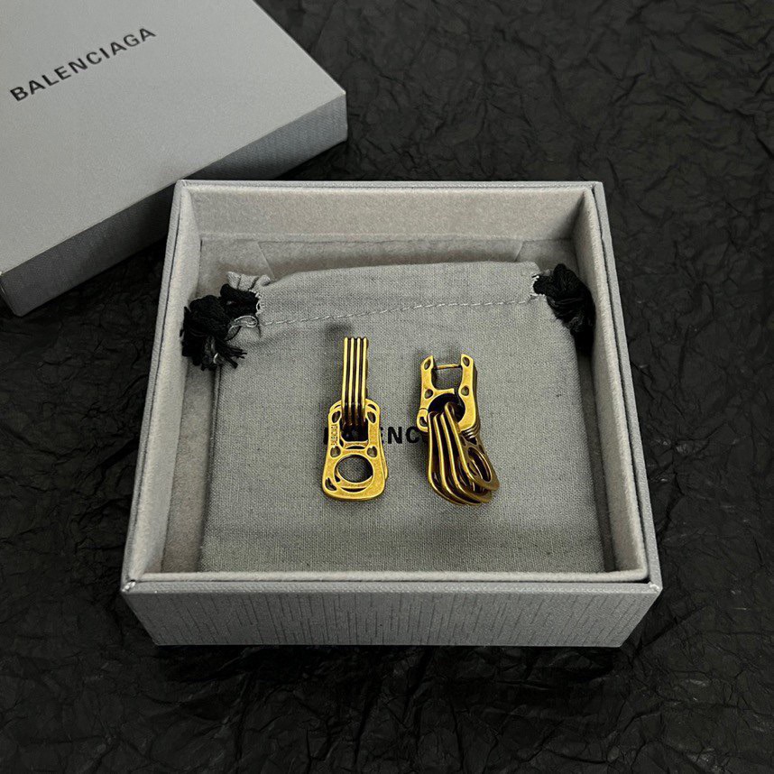 】 巴黎世家  Balenciaga 耳环 简单大方 大牌金质感饱满 ，搭配衣服超好看 ！