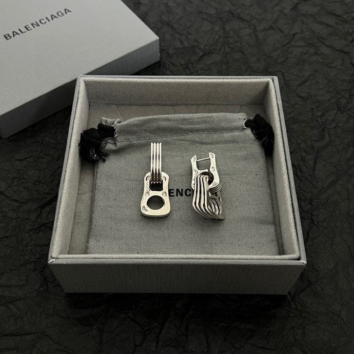 】 巴黎世家  Balenciaga 耳环 简单大方 大牌金质感饱满 ，搭配衣服超好看 ！