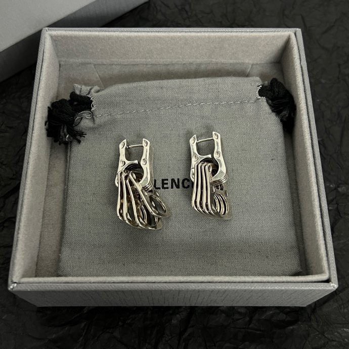 】 巴黎世家  Balenciaga 耳环 简单大方 大牌金质感饱满 ，搭配衣服超好看 ！