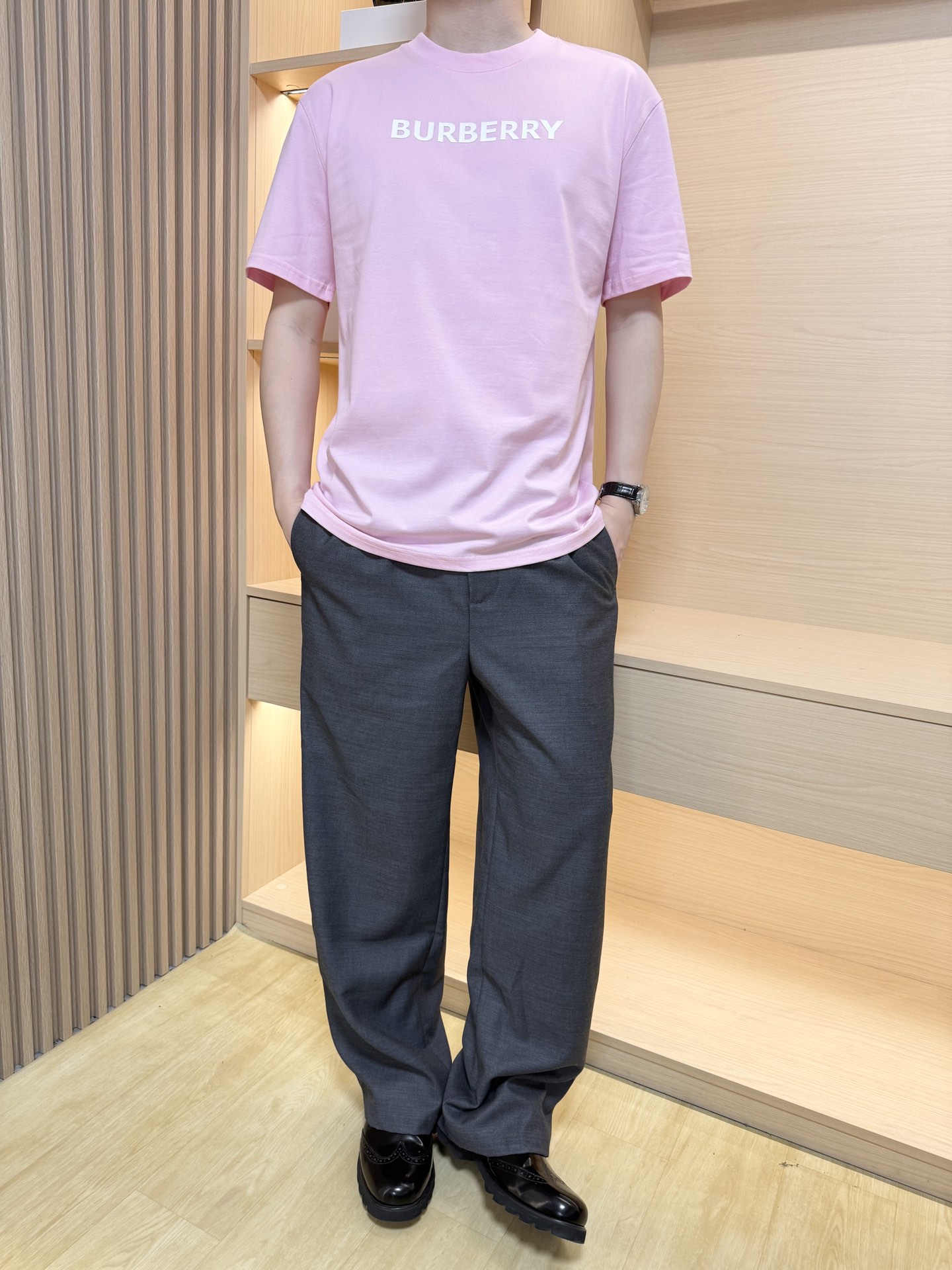 NO:429235,Burberry - the latest round neck T-shirt shipment, hot-selling items in Europe and the United States!  Selected Italian imported Tianshi cotton, matched with the latest design, the brand letter logo on the chest highlights fashion, the base and outerwear look very good. S-XXL (model 180/140 wear M, with Hong Kong Lane Crawford gift box packaging), burberry,tees, t-shirt, alexander wang19860909巴宝莉-最新圆领T恤出货 欧美热销单品！精选意大利进口天丝棉,搭配最新的设计,胸前的品牌字母标志彰显时尚 打底和外穿都相当好看.码数S-XXL（模特180/140穿M,配香港连卡佛礼盒包装）,,burberry,tees，t-shirt,alexander wang,Men's clothing