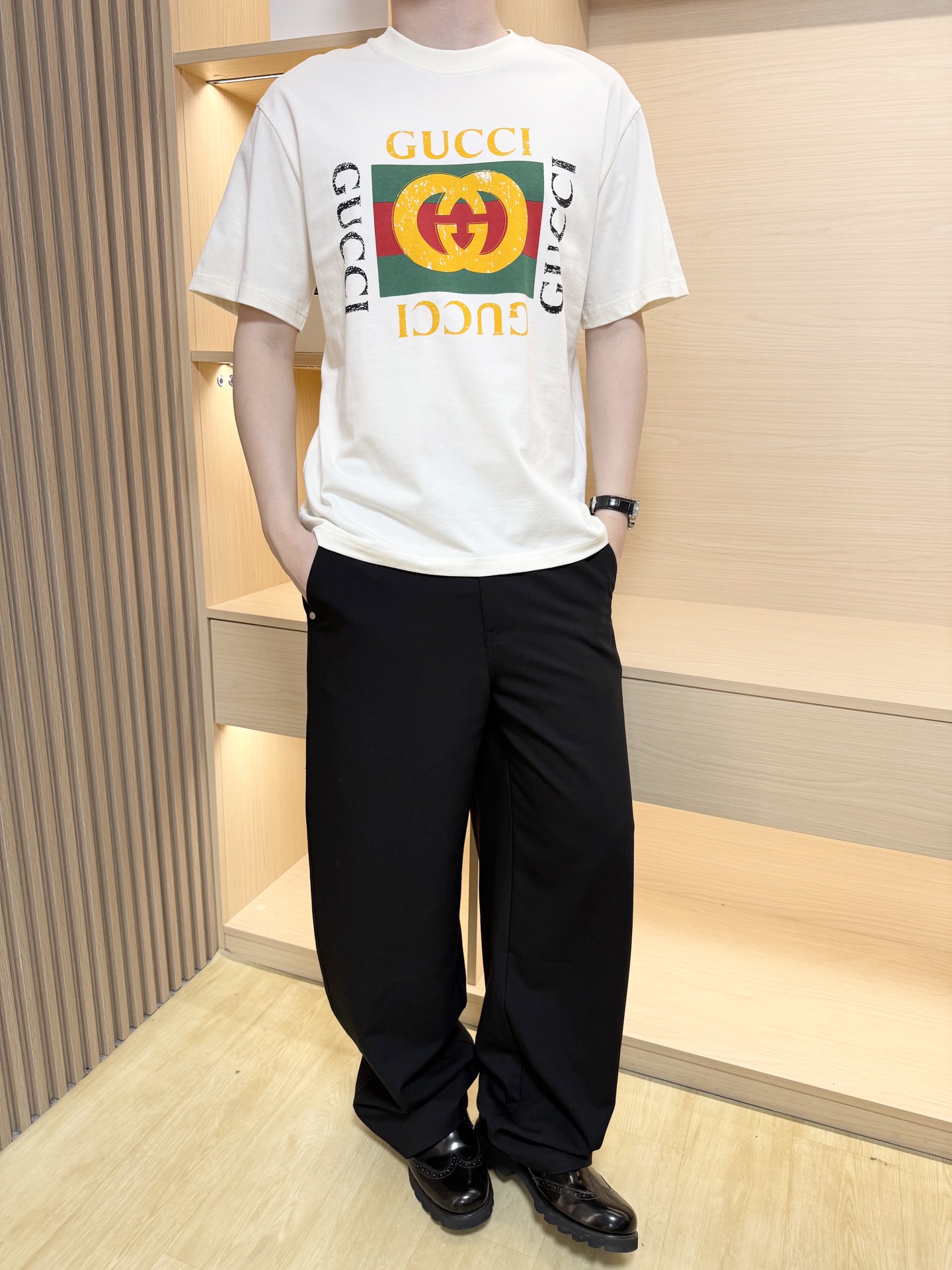 NO:429240,Guqi-the latest round neck T-shirt shipment, hot-selling items in Europe and the United States!  Selected high-density precision cotton fabric imported from Italy, the brand logo on the chest is matched with the latest design, showing fashion, the base and outerwear are quite good looking. The code number XS-XL (model 180/140 wear S, with Hong Kong Lane Crawford gift box packaging), tees, t-shirt, alexander wang19860909古琦-最新圆领T恤出货 欧美热销单品！精选意大利进口高密精棉面料,胸口的品牌标志搭配最新的设计,彰显时尚 打底和外穿都相当好看.码数XS-XL（模特180/140穿S,配香港连卡佛礼盒包装）,,tees，t-shirt,alexander wang,Men's clothing