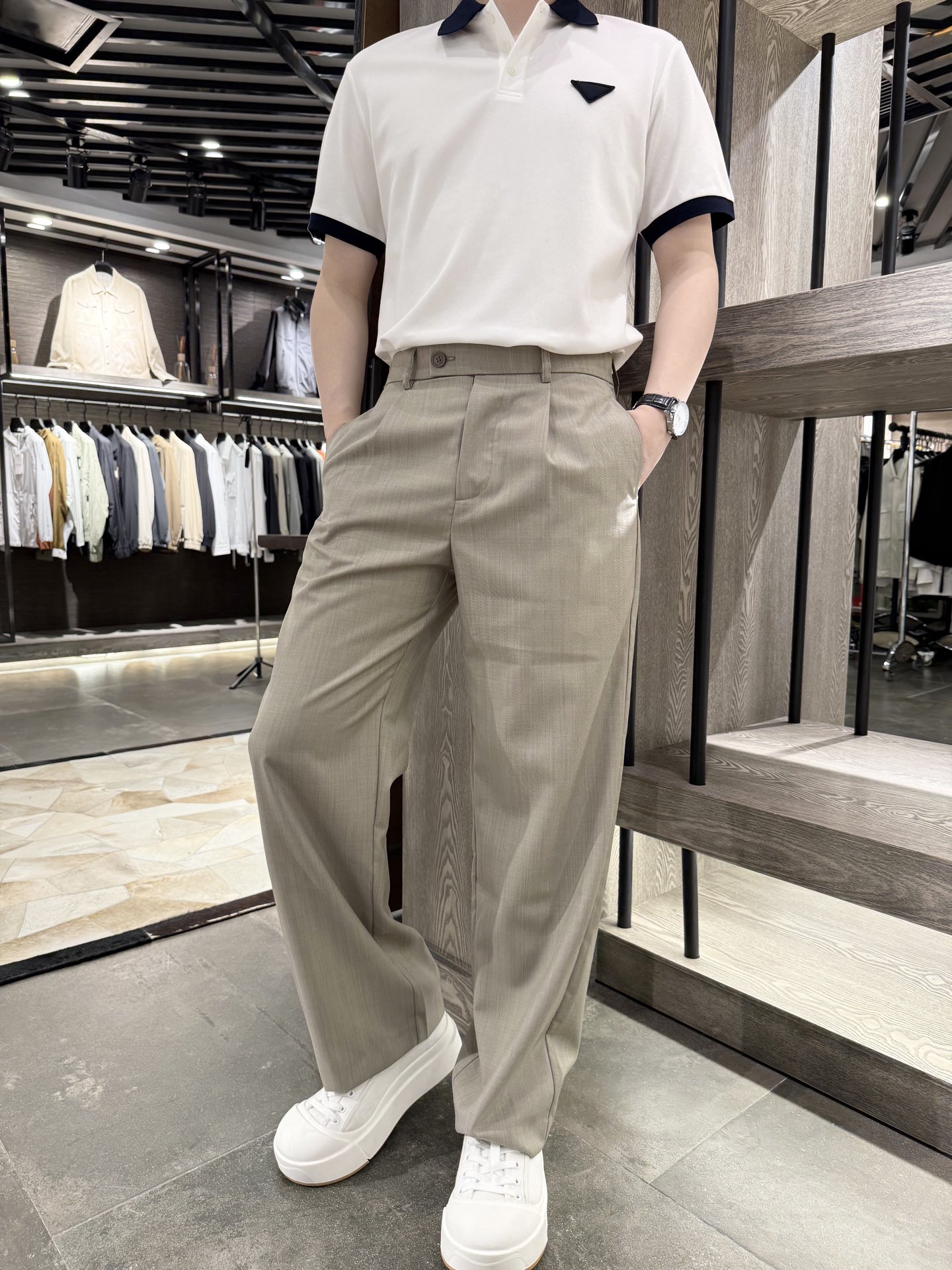 NO:429245,Zenia - Simple but stylish straight loose casual trousers, exquisite combination of 30 wool and 70 polyester, excellent texture, comfortable and breathable, not tread, antibacterial and wrinkle-resistant, full of drooping, neat tailoring, exquisite buttons and elastic design at the waist, both aesthetics and practicality. Whether it is workplace commuting or daily going out, it can be easily adapted to help you show your elegant and confident style. S-2XL (model 180/140 wears M, with Hong Kong Lane Crawford gift box packaging), zegna, alexander wang19860909杰尼亚-简约而不失格调的直筒宽松休闲西裤,30羊毛与70涤纶的精妙配比,质感上乘,舒适透气不扎身,抗菌抗皱,垂感十足,利落的剪裁,腰间的精致纽扣与松紧设计,兼顾美观与实用.无论是职场通勤,还是日常出街,它都能轻松适配,助你展现优雅自信风采.码数S-2XL(模特180/140穿M,配香港连卡佛礼盒包装),,zegna,alexander wang,Men's clothing