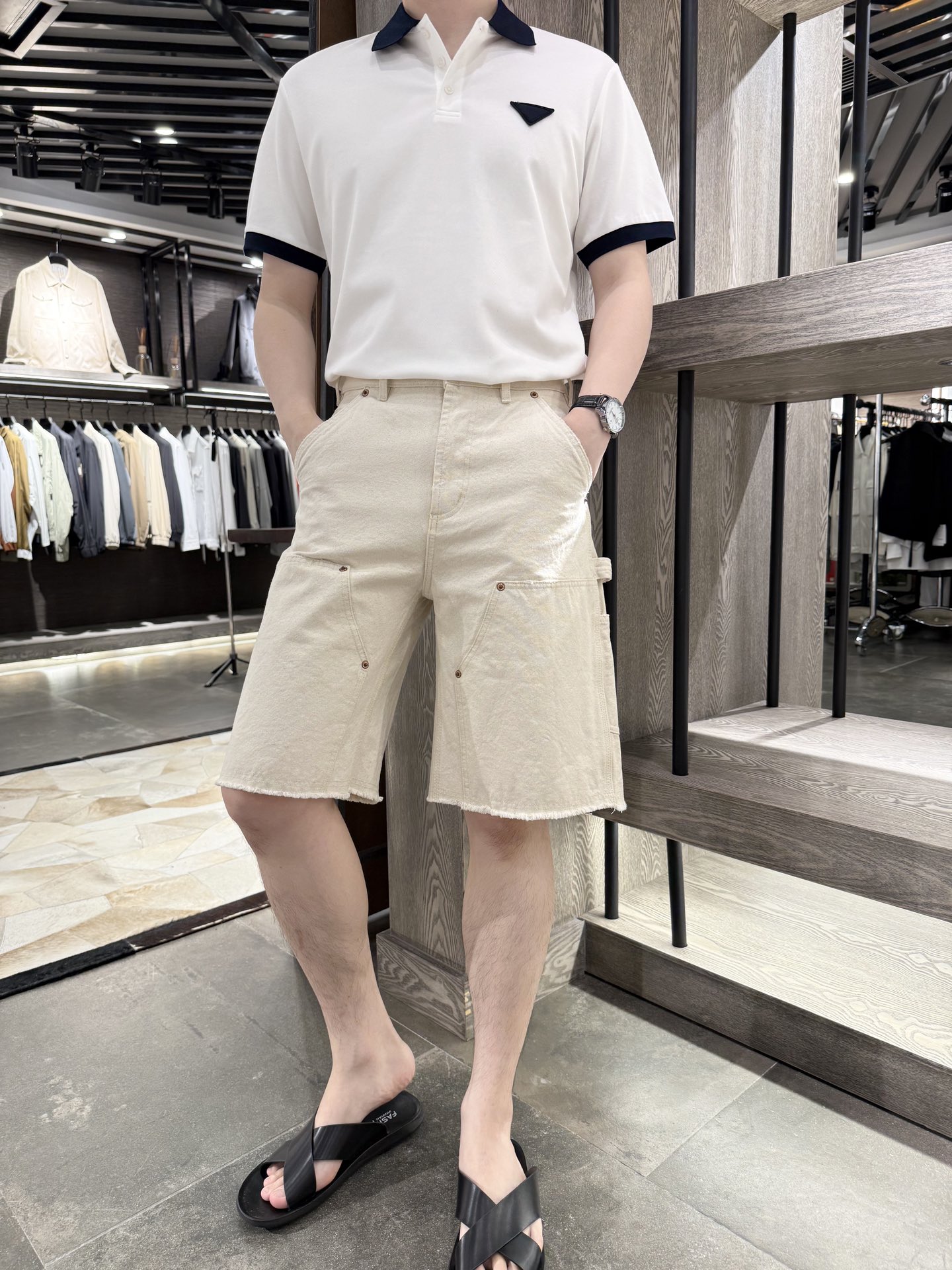 NO:429255,LV-New denim shorts, cleverly blending work style and casual feel. Multi-pocket design is practical and personalized, copper buttons and zippers add a retro flavor, and the burly details of the trouser legs make them more casual and unrestrained. Pure cotton material, comfortable and breathable. It is a versatile item that fashion experts cannot miss. S-3XL (model 180/140 wears M, with Hong Kong Lane Crawford gift box packaging),,louis vuitton, shorts, alexander wang19860909LV-新款牛仔短裤,将工装风与休闲感巧妙融合.多口袋设计实用又个性,铜色纽扣与拉链增添复古韵味,裤脚的毛边细节更显随性不羁.纯棉材质,舒适透气.是时尚达人们不容错过的百搭单品.码数S-3XL（模特180/140穿M,配香港连卡佛礼盒包装）,,louis vuitton,shorts,alexander wang,Men's clothing