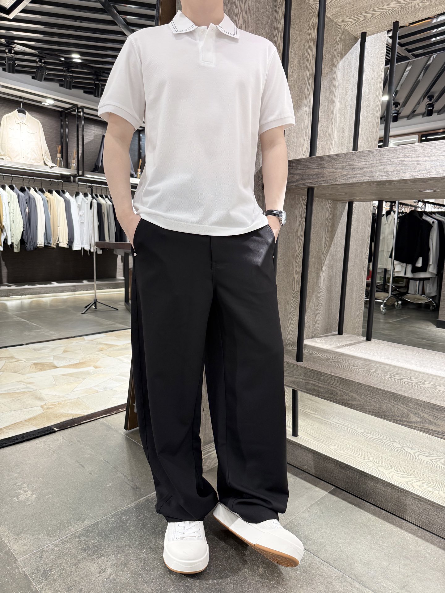 NO:429265,LP-Bright-line lapel short-sleeved polo fixed-woven fixed-dyed fabric #ultra-thin and super breathable The fabric is made of polyester fiber and cotton and linen blended. The characteristics mainly include the following aspects: 1. Physical characteristics High strength Good elasticity Good wear resistance Good breathability 2. Comfort and applicability Skin-friendly and breathable Easy to wash and quickly dry Anti-wrinkle-free Size s-xxl (model 180/140 m, with Hong Kong Lane Crawford gift box packaging),,loro piano,T-shirt,alexander wang19860909LP-明线翻领短袖polo定织定染面料#超薄超透气 面料采用聚酯纤维加棉加麻混纺而成,特点主要包括以下几个方面 1.物理特性 强度高 弹性好 耐磨性好 透气性良好 2.舒适性和适用性 亲肤透气 易洗快干 抗皱免烫 尺码s-xxl(模特180/140穿m,配香港连卡佛礼盒包装）,,loro piana,T-shirt,alexander wang,Men's clothing