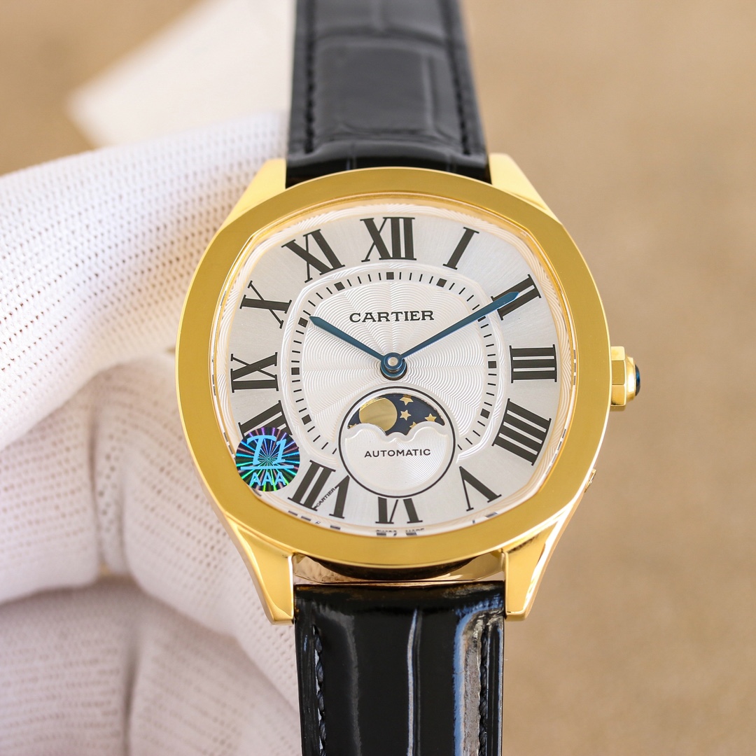 NO:338628,White and gold Cartier Drive de Cartier series watches. The elegant and solemn pillow-shaped design and neat and elegant line layout show the masculine charm of men. [Case] ​​The watch data is 40mmX41mmX12mm, the unique pillow-shaped case is first-class, and the bright and full curved lines of sapphire glass are replicated in place. We strive for excellence to restore the most closest experience to the original version for watch friends. [Technical breakthrough] The original Cal.1904-PS MC movement, automatic trolley and large and small plywood are rhodium-plated. The balance wheel position matches the original product, and the simulation is close to the counter. [Excellent details] 1. The original mold is exclusively purchased in the market 2. The quenched and roasted blue pointer is full and three-dimensional. 3. The classic button lock pattern of the dial is delicate and coordinated.  4.12 Roman logos are printed with superimposed printing, with round and neat effects. They are calm and restrained and exquisite in craftsmanship, adding a unique atmosphere to your wrist.,, cartier, cartier19860909白 金 卡地亚Drive de Cartier系列腕表.以典雅肃穆的枕形设计搭配利落大方的线条布局,尽显男儿阳刚不屈的魅力.【表壳】腕表数据40mmX41mmX12mm,独特的枕形表壳做工一流,蓝宝石玻璃明朗饱满的弧形线条复刻到位.精益求精,为广大表友还原最接近原版的体验.【技术突破】原厂Cal.1904-PS MC机芯,自动陀和大小夹板均有做镀铑处理,摆轮的位置与正品吻合,仿真度直逼专柜.【精彩细节】1.市场独家购入原装开模 2.淬火烤蓝指针饱满立体 3.表盘的经典钮锁饰纹细腻协调 4.12只罗马标识采用叠加印刷,效果圆润工整.沉稳内敛,工艺精湛,为您的腕间增添一份别致的气息.,,cartier,cartier,Watch