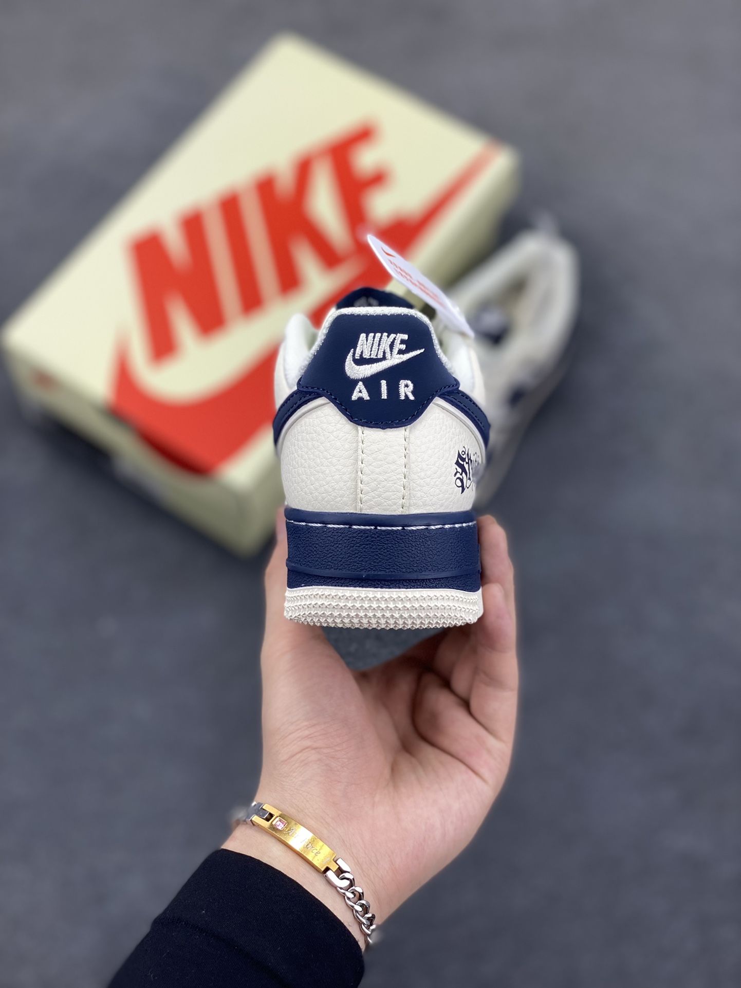 图片[4]-Nike Air Force 1 \’07 Low “斯图西联名——双拼米蓝”空军一号 低帮 运动鞋 休闲鞋 折边针车 工艺难度大 原楦头原纸板 原装鞋盒 定制五金配件 内置全掌气垫 原厂鞋底 货号：QW5836-009 尺码：36 36.5 37.5 38 38.5 39 40 40.5 41 42 42.5 43 44 44.5 45-选品中心