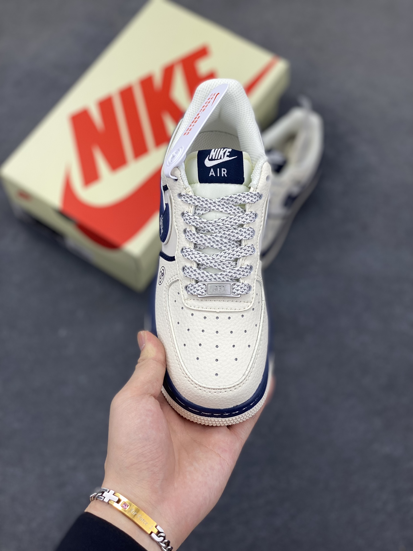 图片[2]-Nike Air Force 1 \’07 Low “斯图西联名——双拼米蓝”空军一号 低帮 运动鞋 休闲鞋 折边针车 工艺难度大 原楦头原纸板 原装鞋盒 定制五金配件 内置全掌气垫 原厂鞋底 货号：QW5836-009 尺码：36 36.5 37.5 38 38.5 39 40 40.5 41 42 42.5 43 44 44.5 45-选品中心