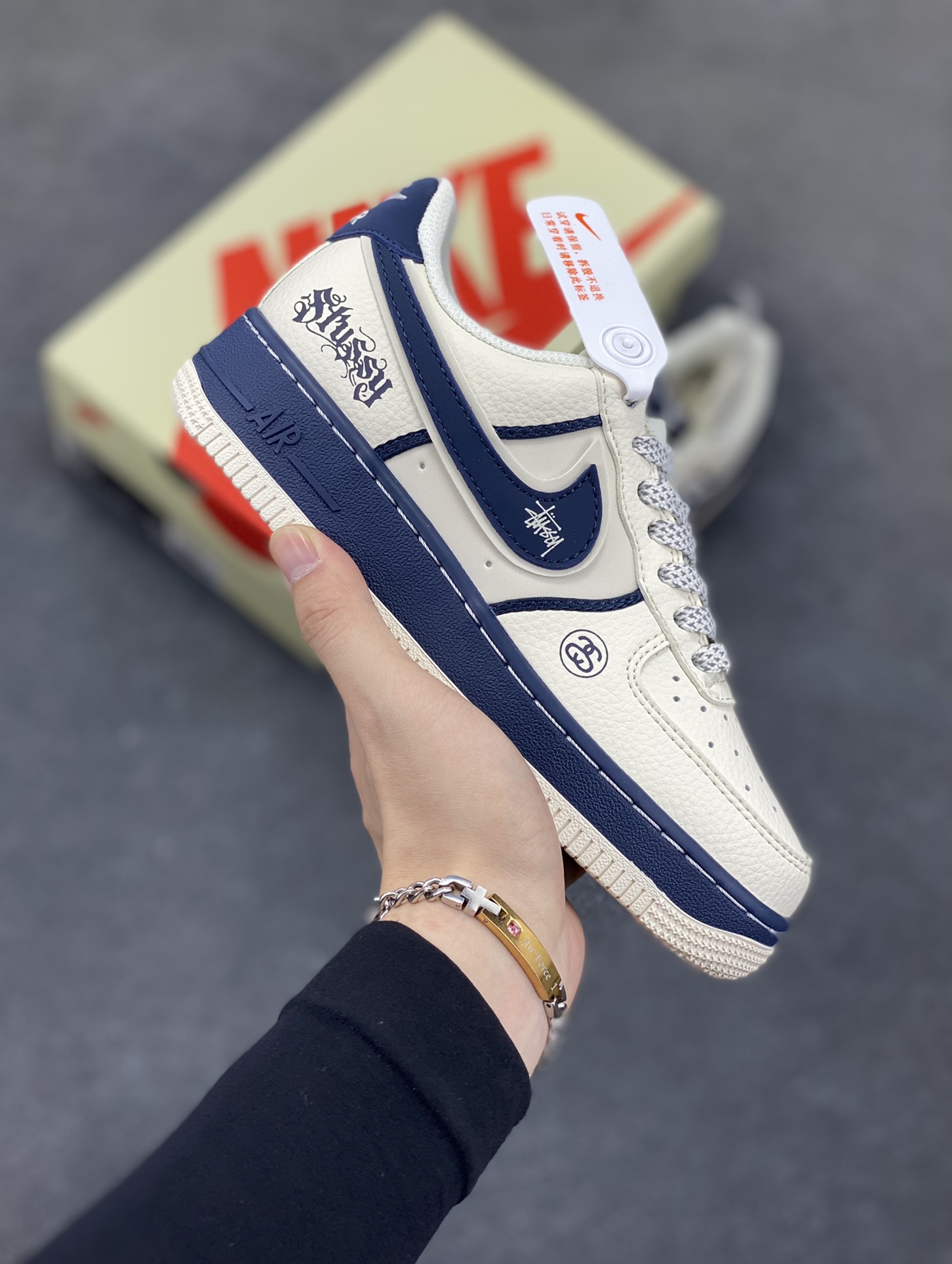 Nike Air Force 1 \'07 Low “斯图西联名——双拼米蓝”空军一号 低帮 运动鞋 休闲鞋 折边针车 工艺难度大 原楦头原纸板 原装鞋盒 定制五金配件 内置全掌气垫 原厂鞋底 货号：QW5836-009 尺码：36 36.5 37.5 38 38.5 39 40 40.5 41 42 42.5 43 44 44.5 45-选品中心