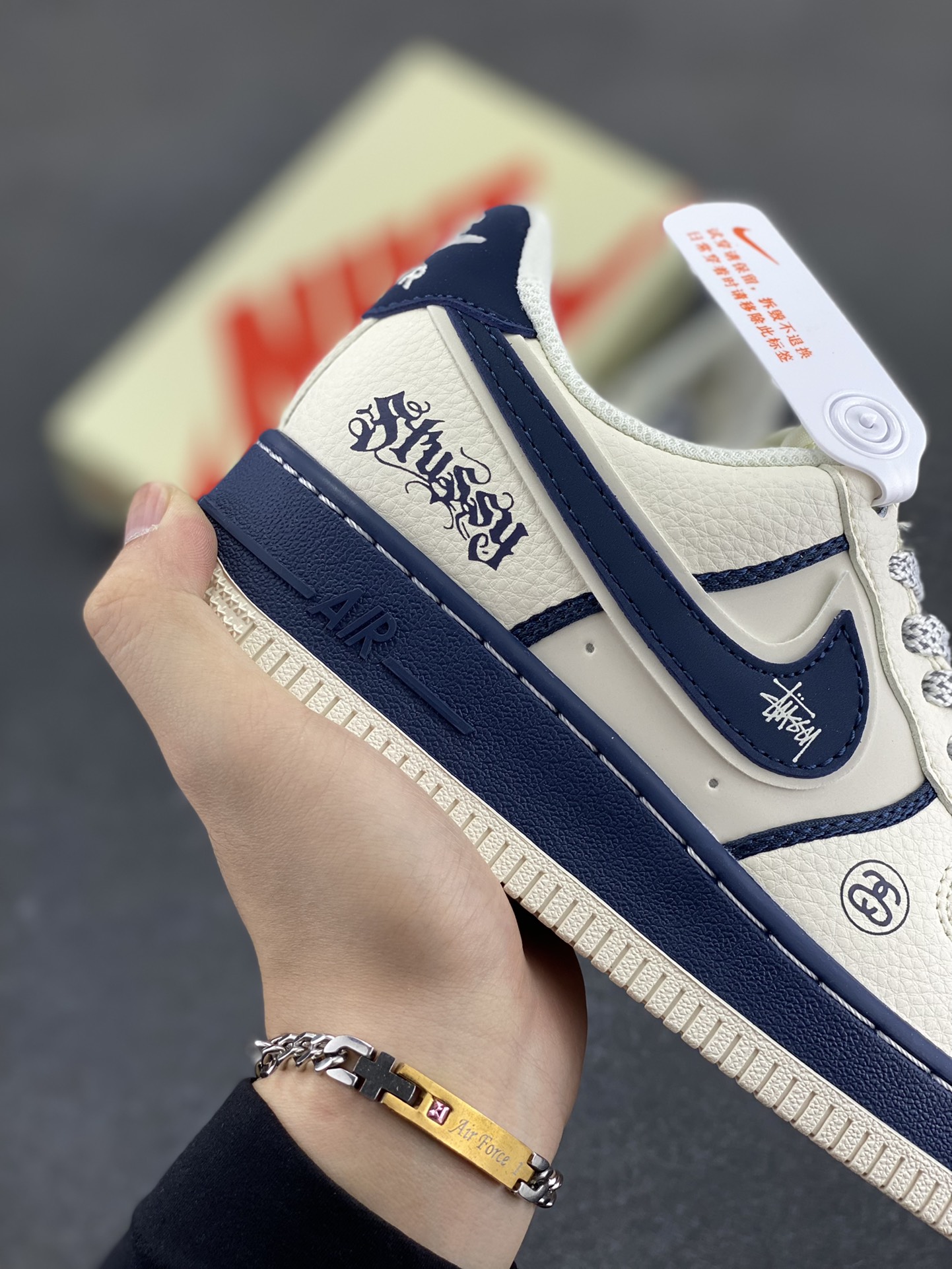 图片[6]-Nike Air Force 1 \’07 Low “斯图西联名——双拼米蓝”空军一号 低帮 运动鞋 休闲鞋 折边针车 工艺难度大 原楦头原纸板 原装鞋盒 定制五金配件 内置全掌气垫 原厂鞋底 货号：QW5836-009 尺码：36 36.5 37.5 38 38.5 39 40 40.5 41 42 42.5 43 44 44.5 45-选品中心