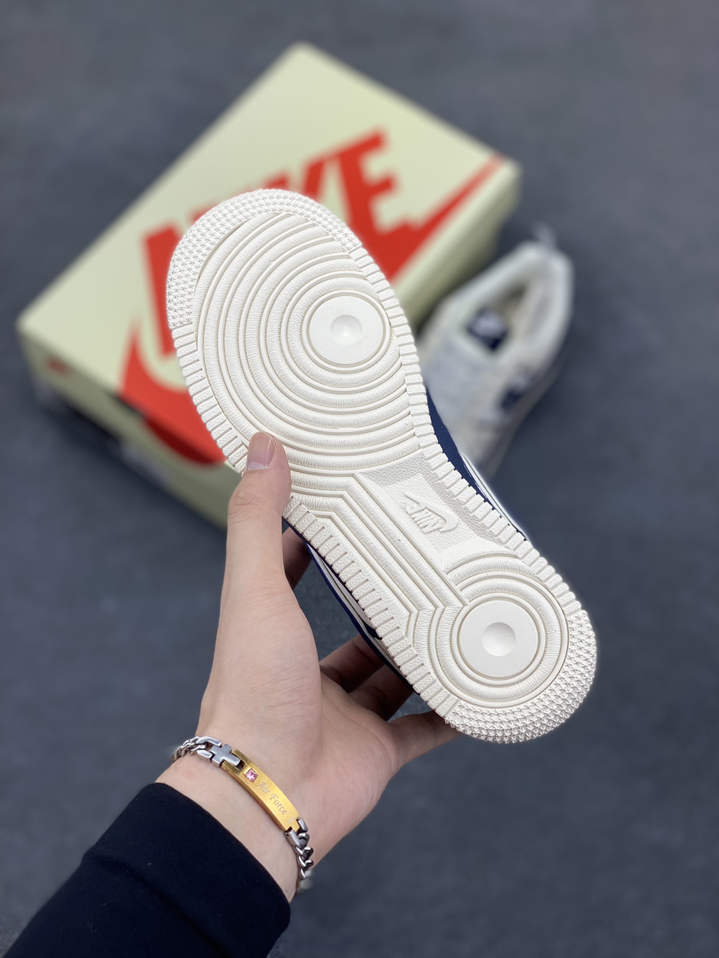 图片[5]-Nike Air Force 1 \’07 Low “斯图西联名——双拼米蓝”空军一号 低帮 运动鞋 休闲鞋 折边针车 工艺难度大 原楦头原纸板 原装鞋盒 定制五金配件 内置全掌气垫 原厂鞋底 货号：QW5836-009 尺码：36 36.5 37.5 38 38.5 39 40 40.5 41 42 42.5 43 44 44.5 45-选品中心