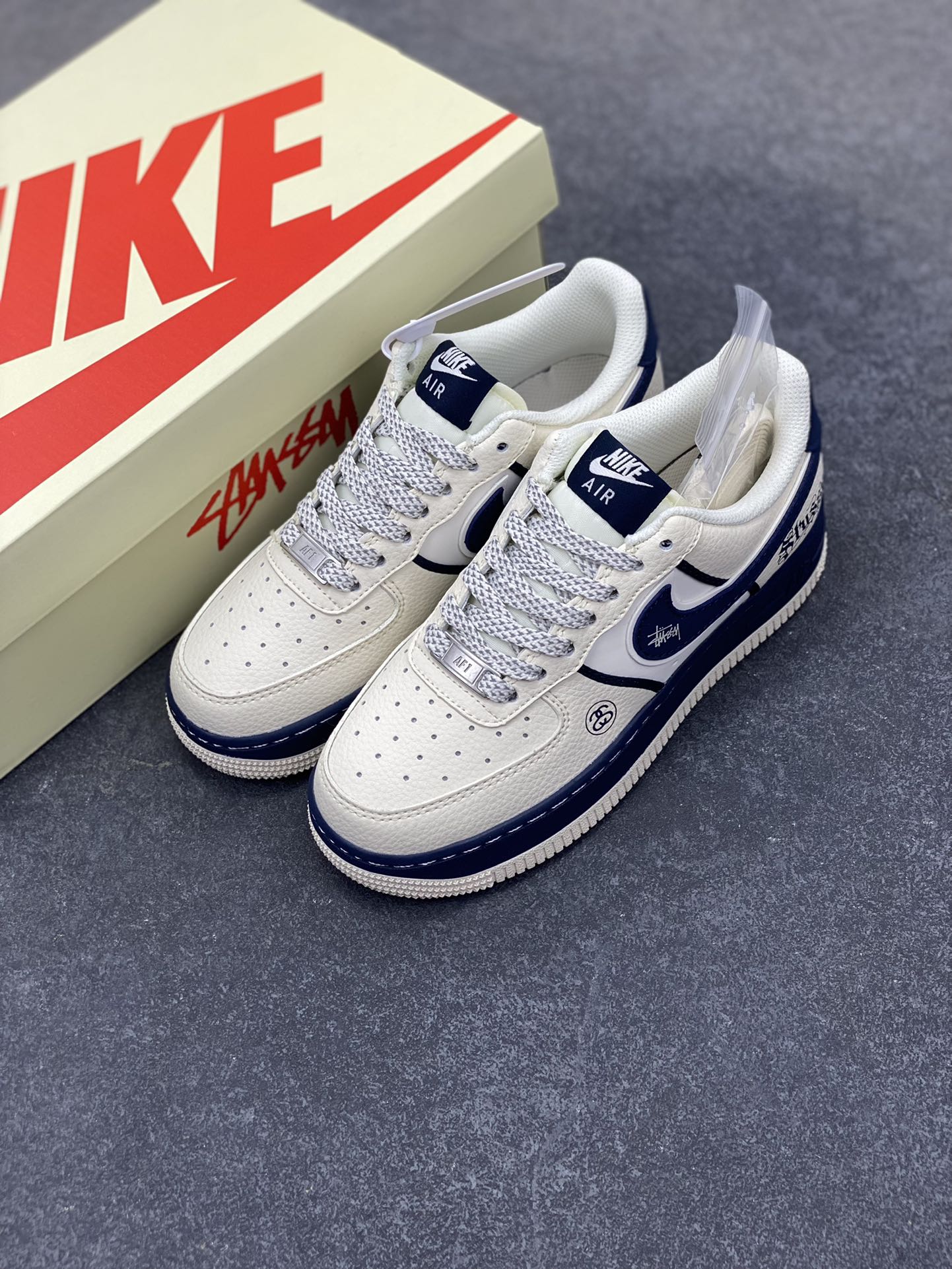图片[8]-Nike Air Force 1 \’07 Low “斯图西联名——双拼米蓝”空军一号 低帮 运动鞋 休闲鞋 折边针车 工艺难度大 原楦头原纸板 原装鞋盒 定制五金配件 内置全掌气垫 原厂鞋底 货号：QW5836-009 尺码：36 36.5 37.5 38 38.5 39 40 40.5 41 42 42.5 43 44 44.5 45-选品中心