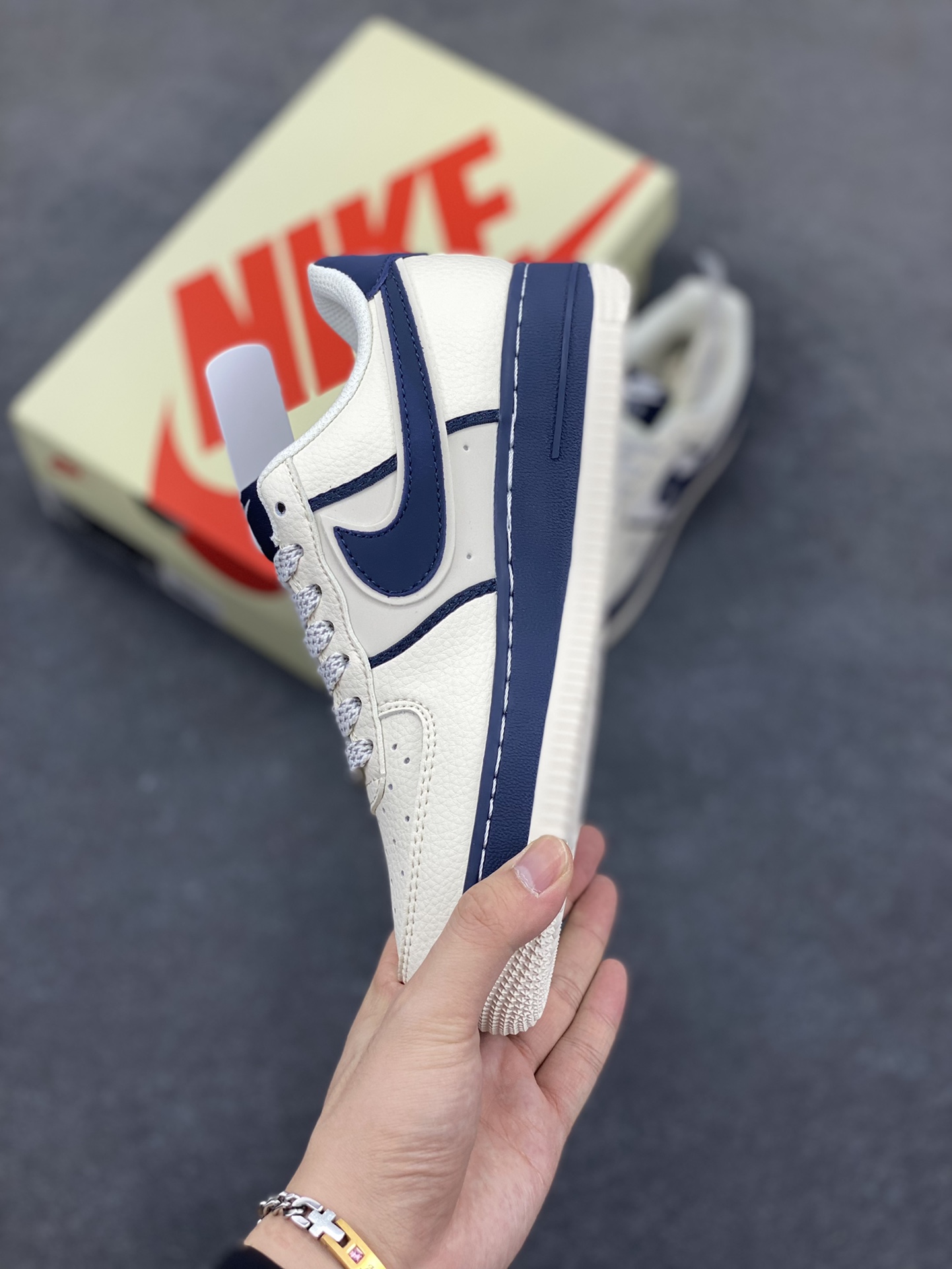 图片[3]-Nike Air Force 1 \’07 Low “斯图西联名——双拼米蓝”空军一号 低帮 运动鞋 休闲鞋 折边针车 工艺难度大 原楦头原纸板 原装鞋盒 定制五金配件 内置全掌气垫 原厂鞋底 货号：QW5836-009 尺码：36 36.5 37.5 38 38.5 39 40 40.5 41 42 42.5 43 44 44.5 45-选品中心