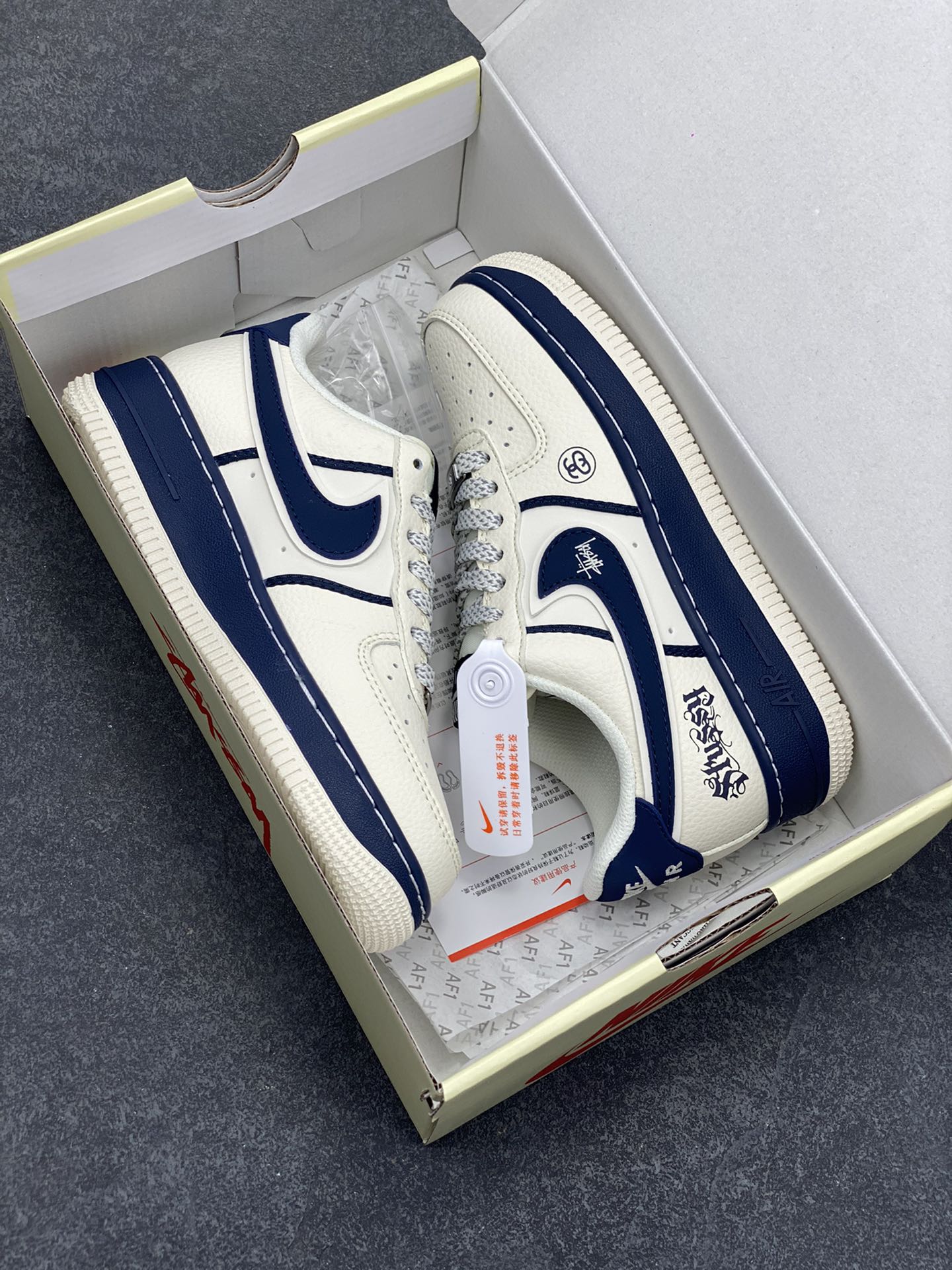 图片[9]-Nike Air Force 1 \’07 Low “斯图西联名——双拼米蓝”空军一号 低帮 运动鞋 休闲鞋 折边针车 工艺难度大 原楦头原纸板 原装鞋盒 定制五金配件 内置全掌气垫 原厂鞋底 货号：QW5836-009 尺码：36 36.5 37.5 38 38.5 39 40 40.5 41 42 42.5 43 44 44.5 45-选品中心