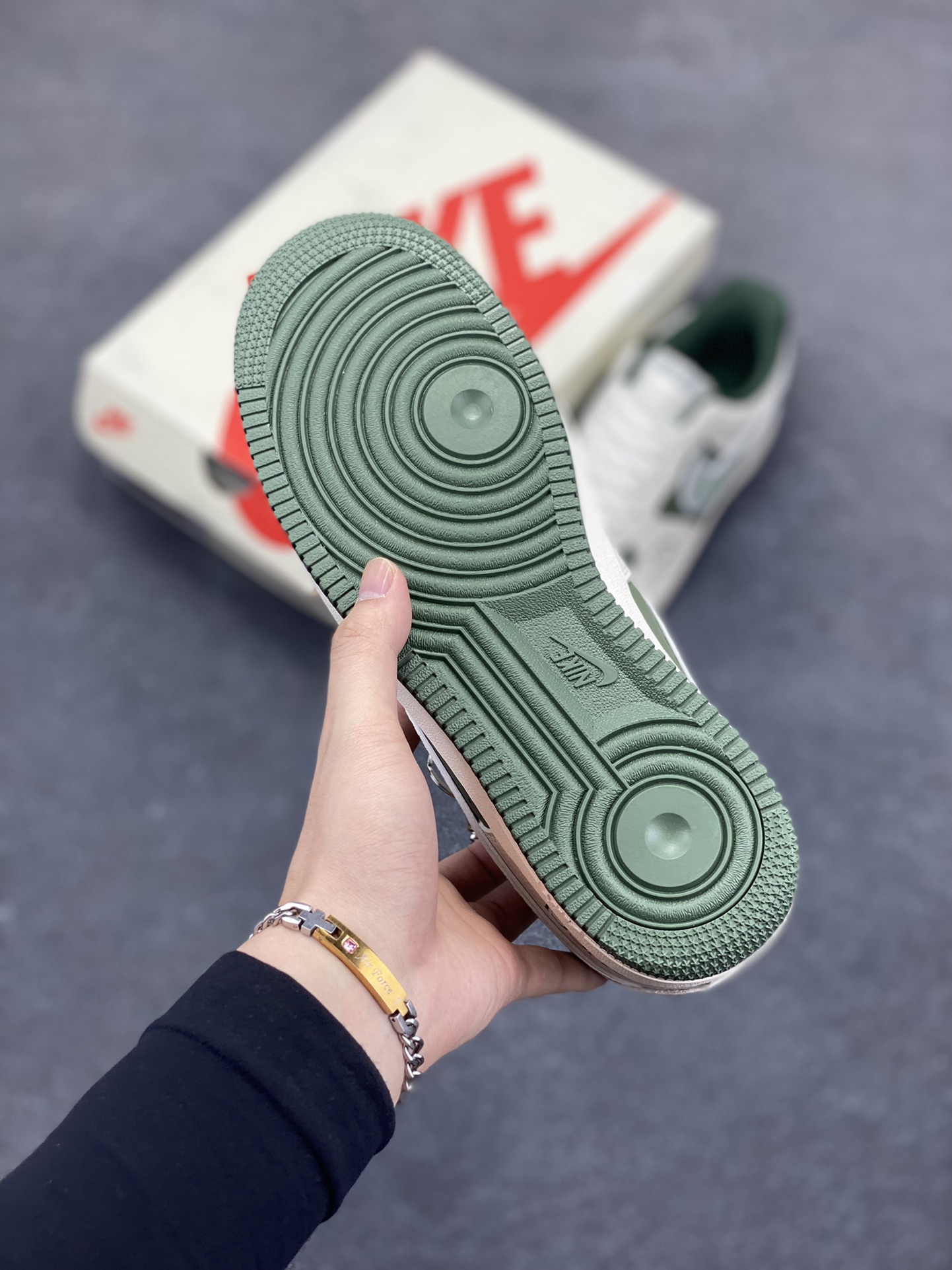 图片[5]-NIke Air Force 1 \’07 Low “古驰联名——橄榄绿鬼脸”空军一号 低帮 运动鞋 休闲鞋 折边针车 工艺难度大 原楦头原纸板 原装鞋盒 定制五金配件 内置全掌气垫 原厂鞋底 货号：KK1988-095 尺码：36 36.5 37.5 38 38.5 39 40 40.5 41 42 42.5 43 44 44.5 45-选品中心