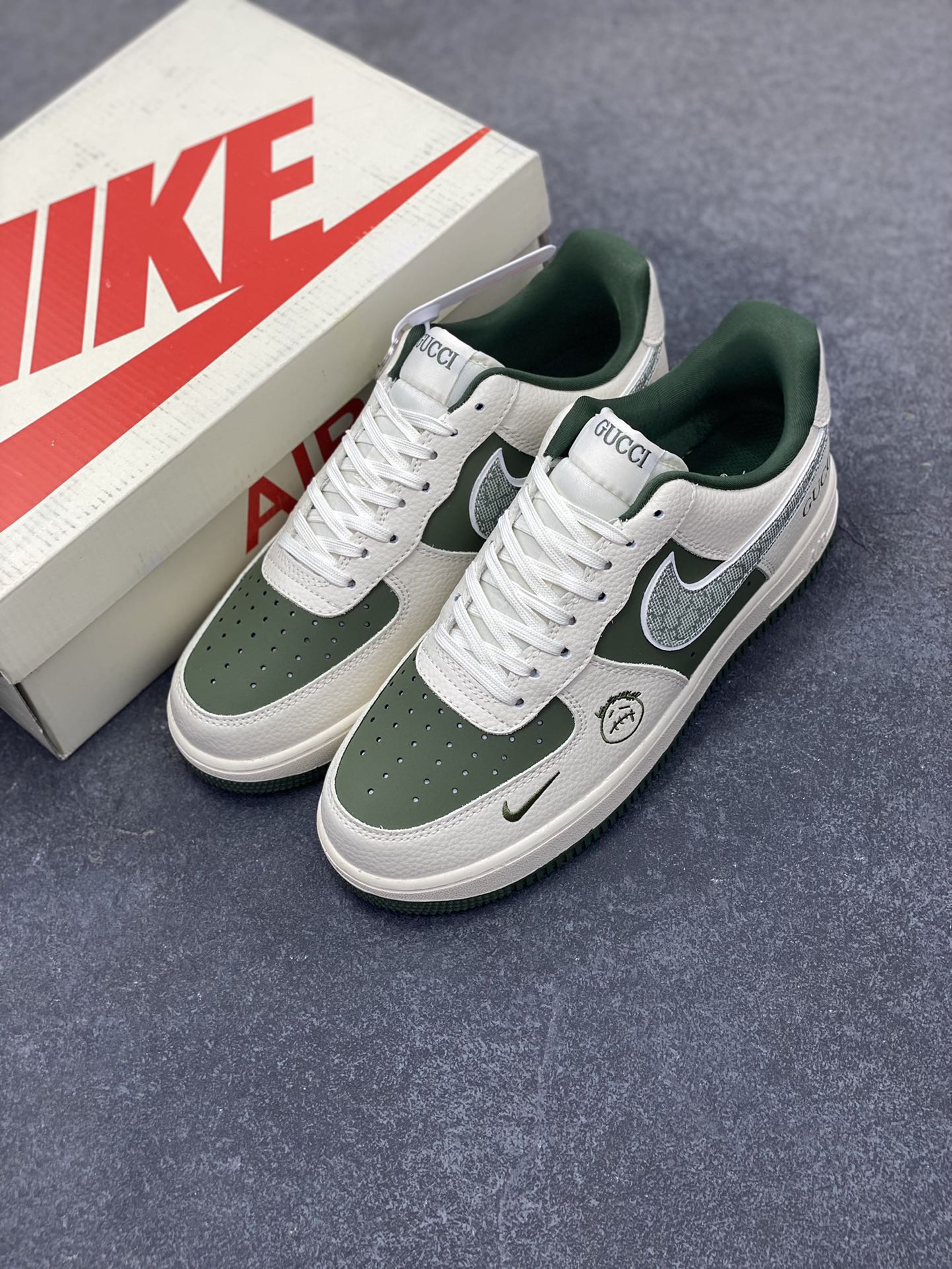 图片[8]-NIke Air Force 1 \’07 Low “古驰联名——橄榄绿鬼脸”空军一号 低帮 运动鞋 休闲鞋 折边针车 工艺难度大 原楦头原纸板 原装鞋盒 定制五金配件 内置全掌气垫 原厂鞋底 货号：KK1988-095 尺码：36 36.5 37.5 38 38.5 39 40 40.5 41 42 42.5 43 44 44.5 45-选品中心