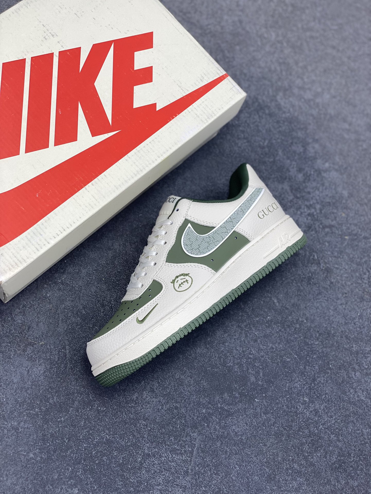 图片[7]-NIke Air Force 1 \’07 Low “古驰联名——橄榄绿鬼脸”空军一号 低帮 运动鞋 休闲鞋 折边针车 工艺难度大 原楦头原纸板 原装鞋盒 定制五金配件 内置全掌气垫 原厂鞋底 货号：KK1988-095 尺码：36 36.5 37.5 38 38.5 39 40 40.5 41 42 42.5 43 44 44.5 45-选品中心